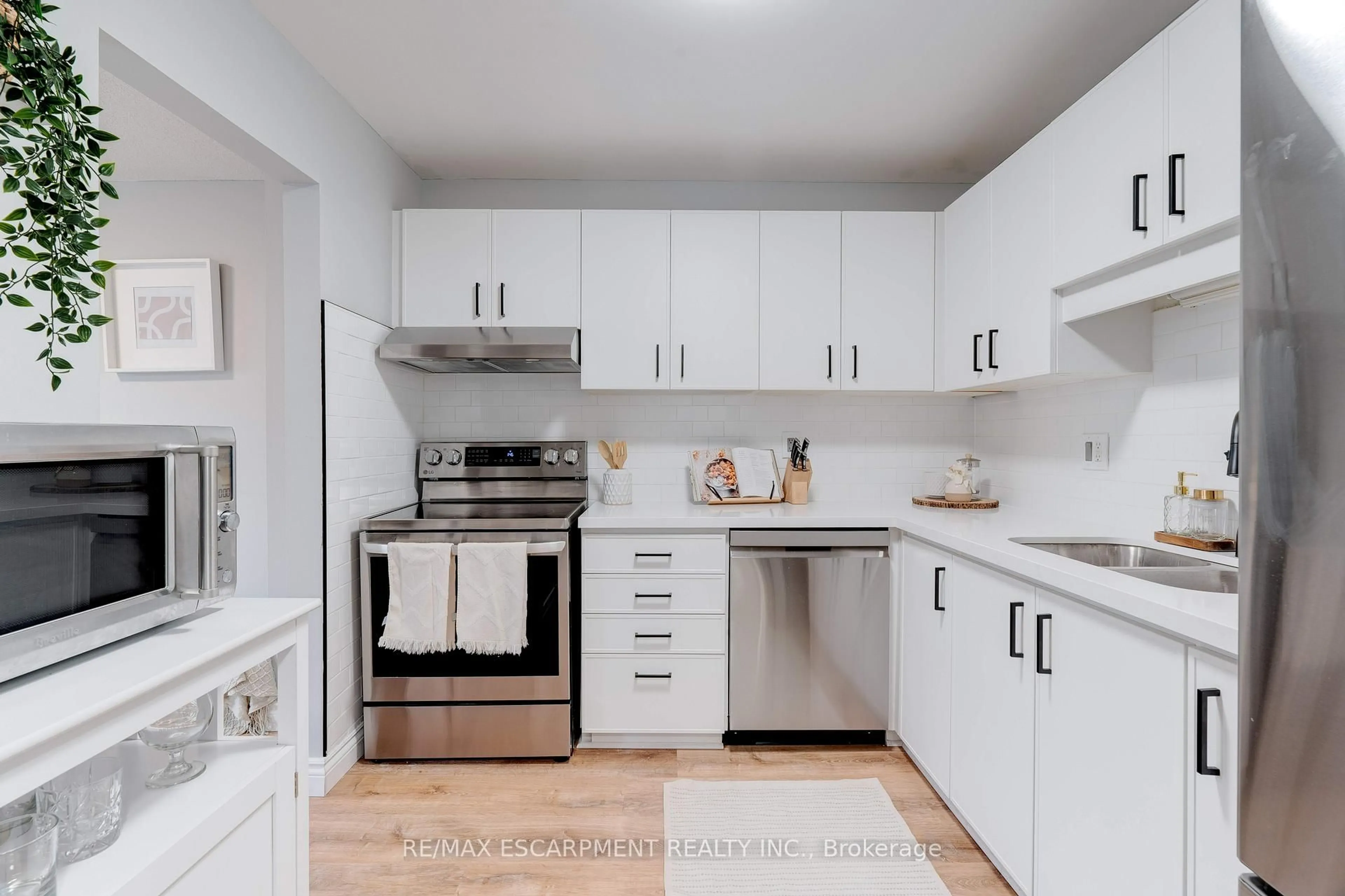 Standard kitchen, unknown for 386 Highland Rd #31, Hamilton Ontario L8J 3P9