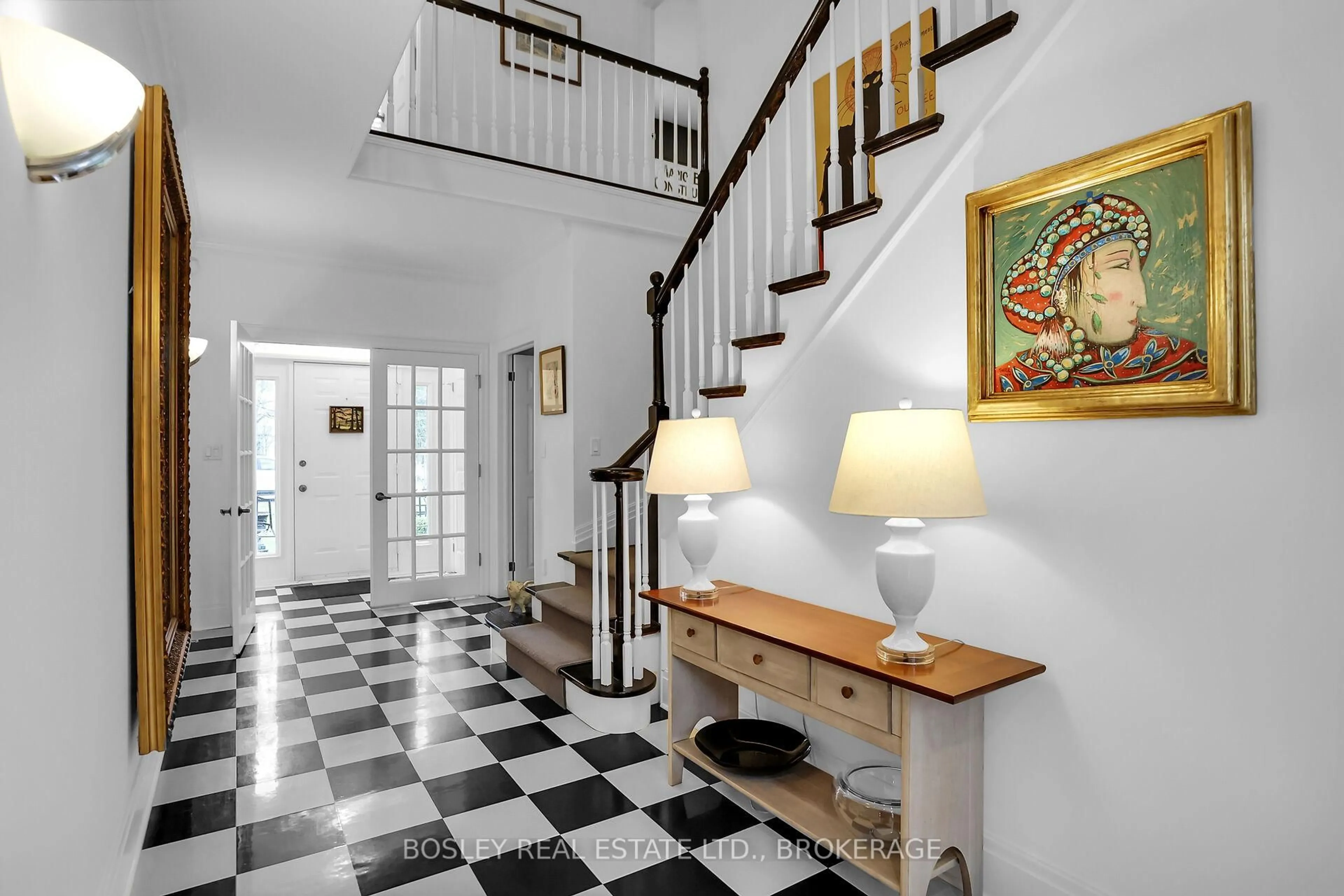 Indoor entryway for 284 KING St, Niagara-on-the-Lake Ontario L0S 1J0