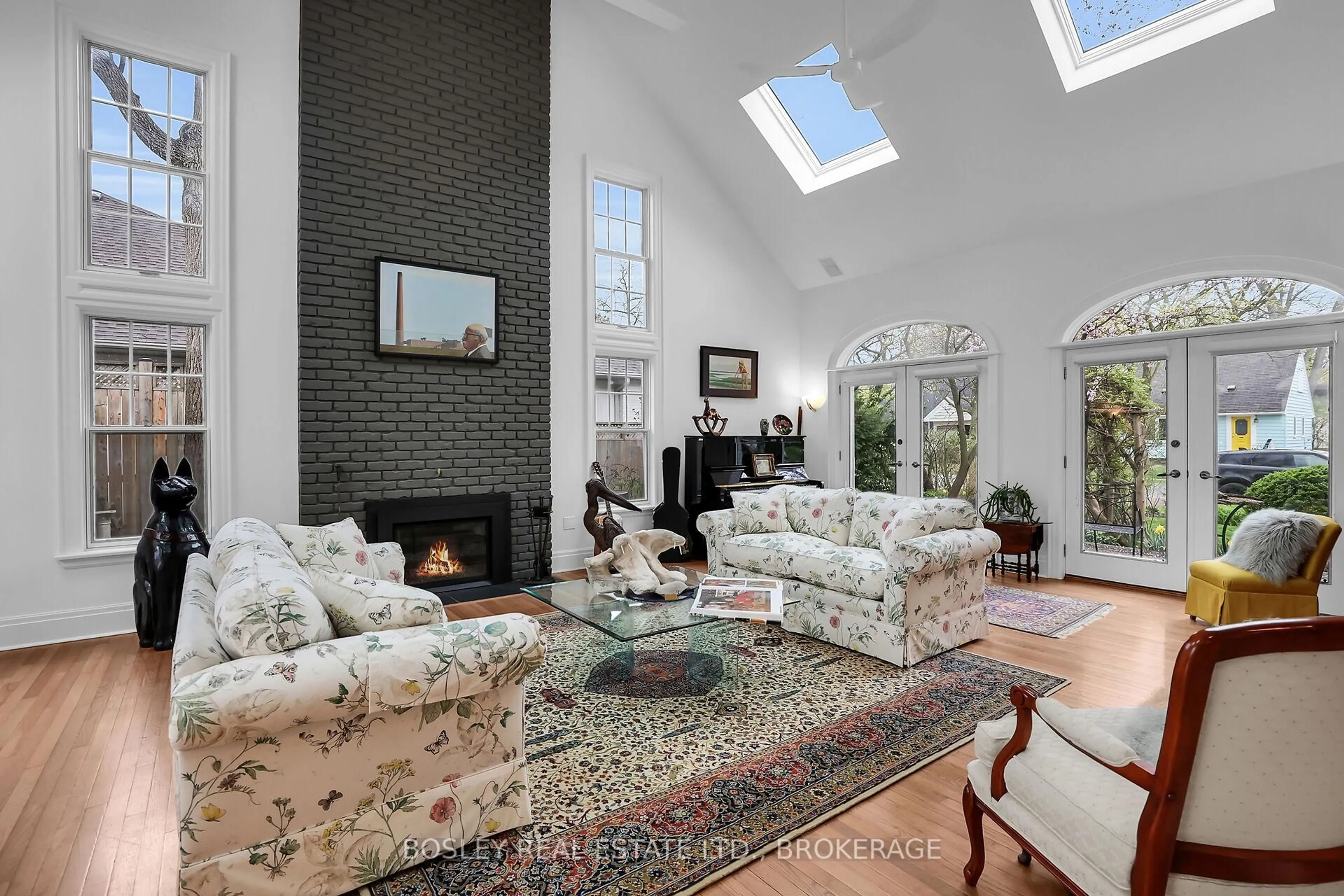 Living room with furniture, unknown for 284 KING St, Niagara-on-the-Lake Ontario L0S 1J0