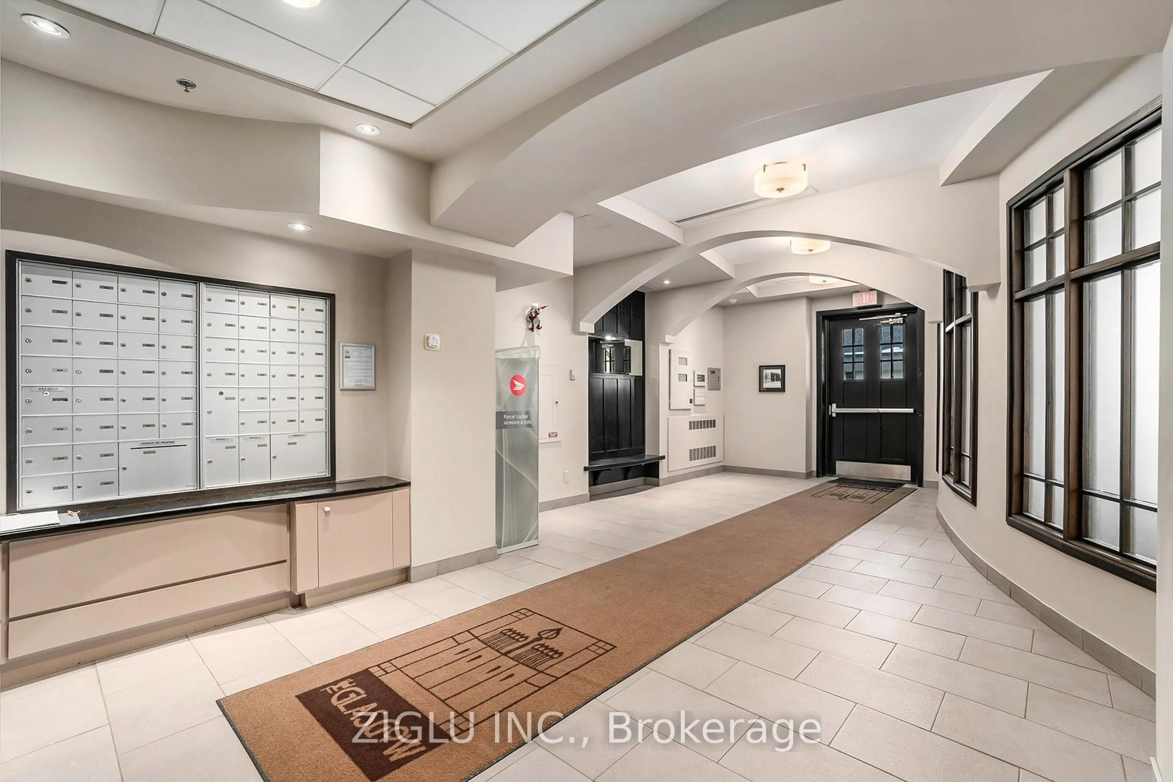 Indoor foyer for 290 Powell Ave #502, Ottawa Ontario K1S 5T3