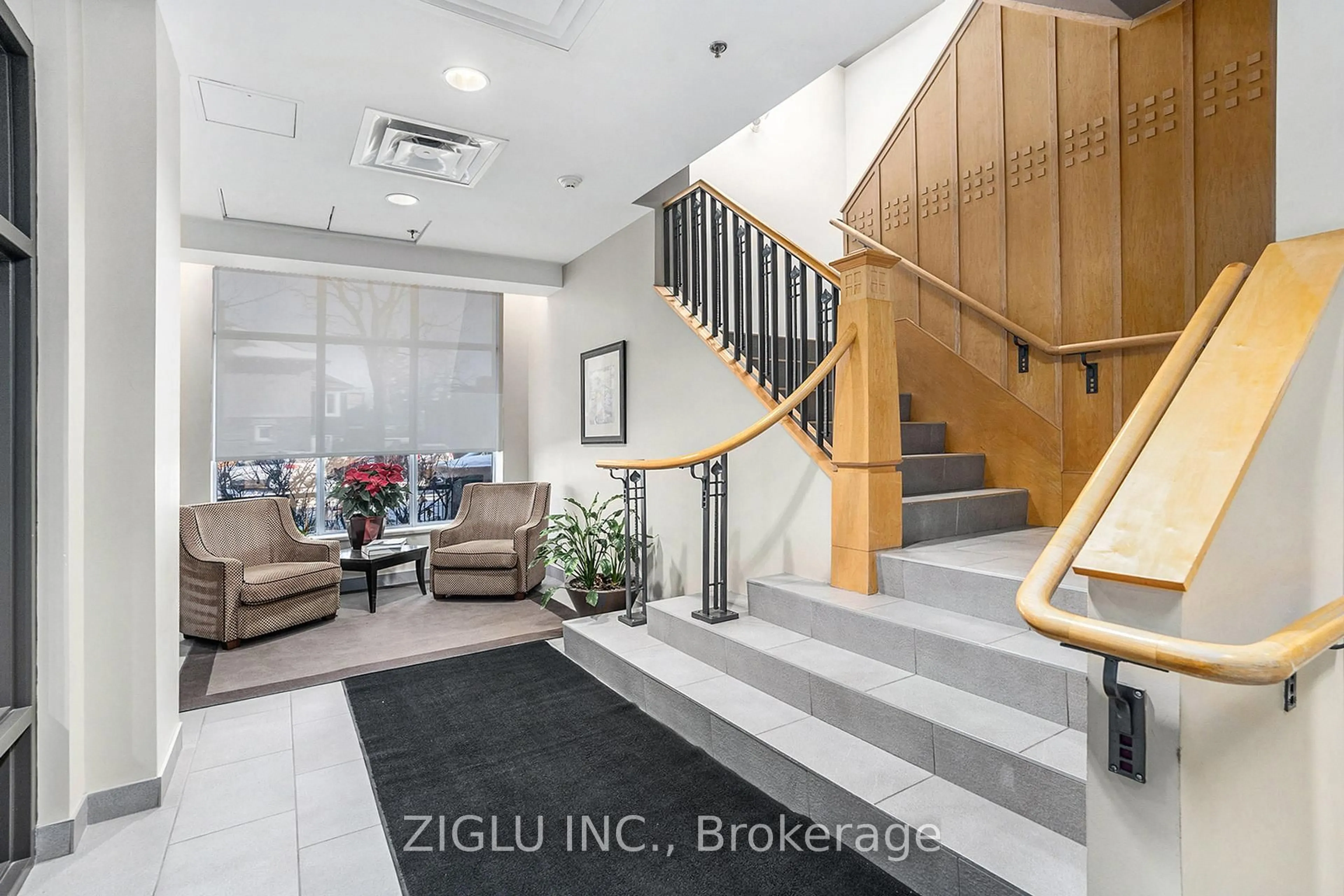 Indoor foyer for 290 Powell Ave #502, Ottawa Ontario K1S 5T3