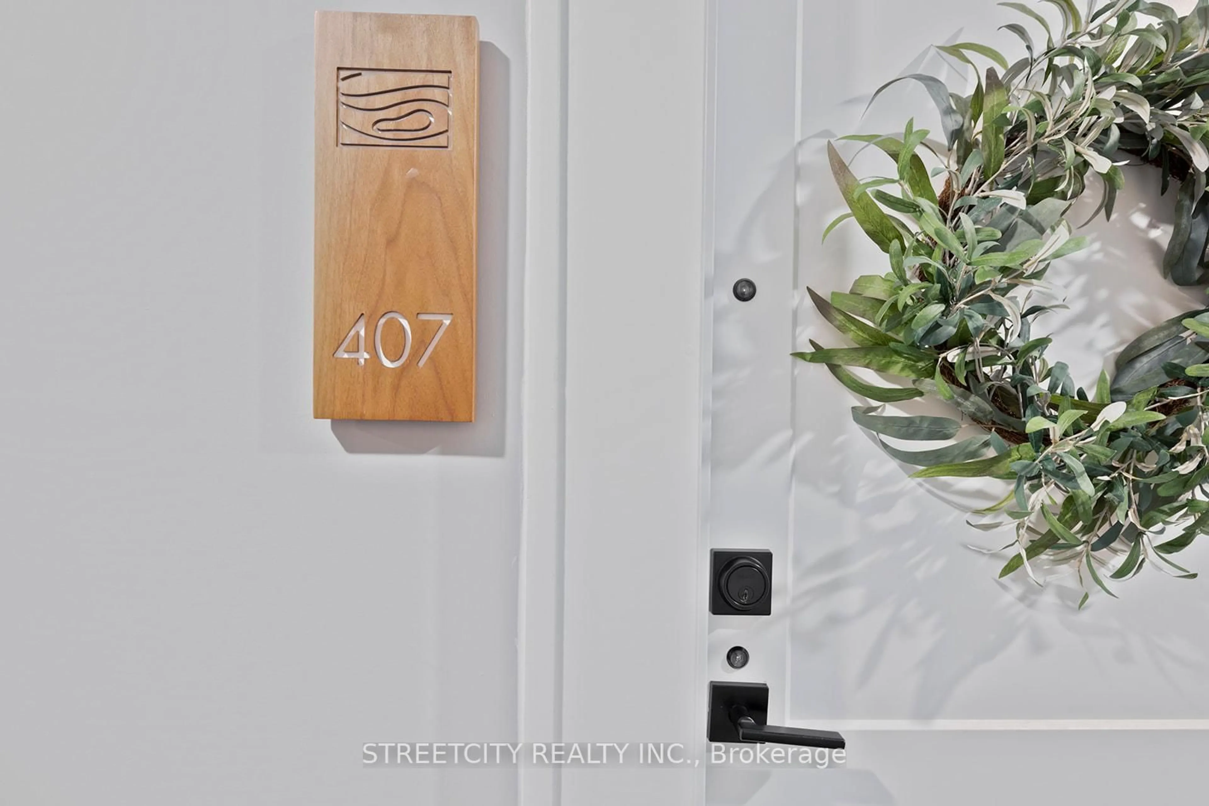 Indoor entryway for 460 Callaway Rd #407, London North Ontario N6G 0Z2
