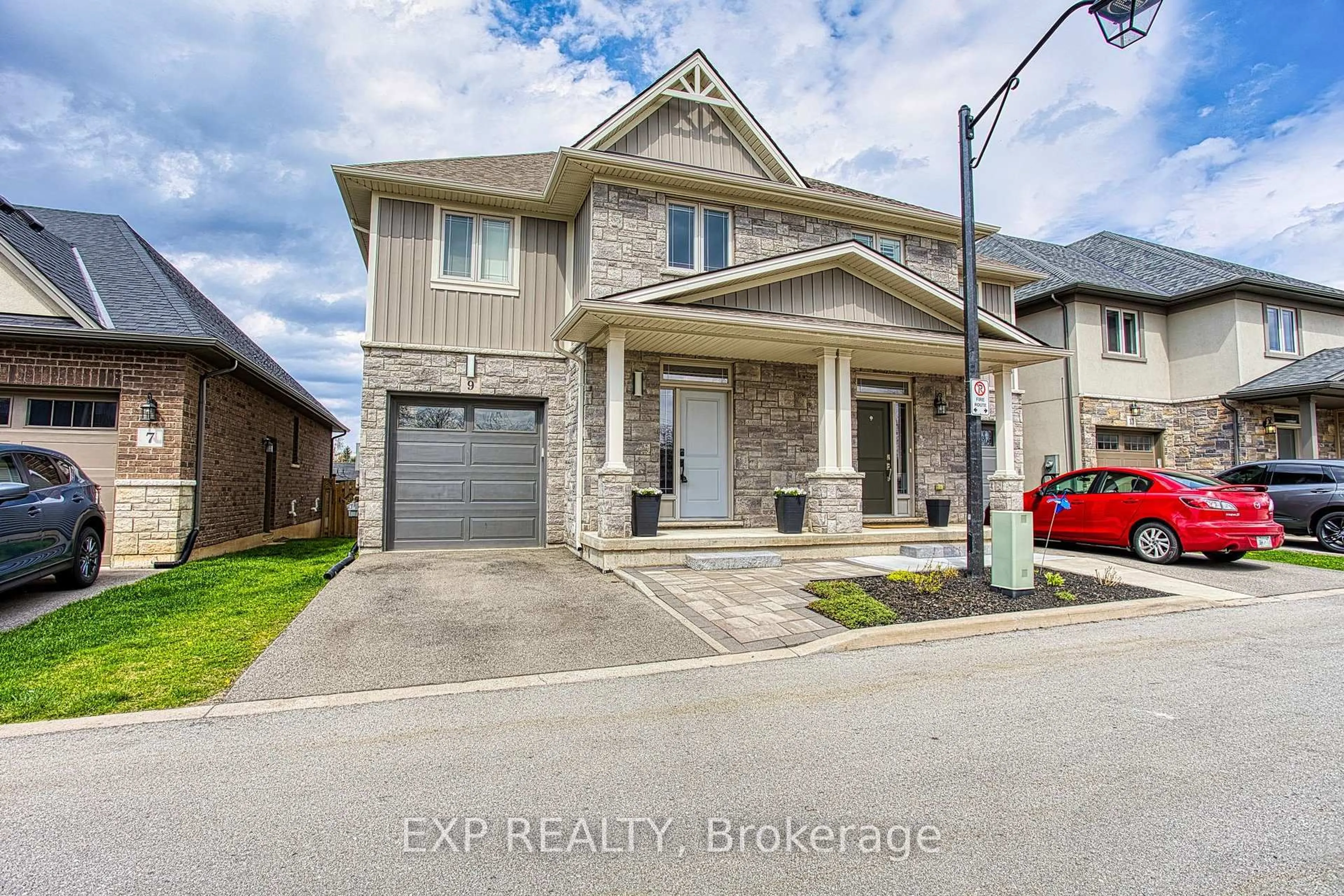 A pic from outside/outdoor area/front of a property/back of a property/a pic from drone, street for 9 Lindsay Way, Grimsby Ontario L3M 0H6