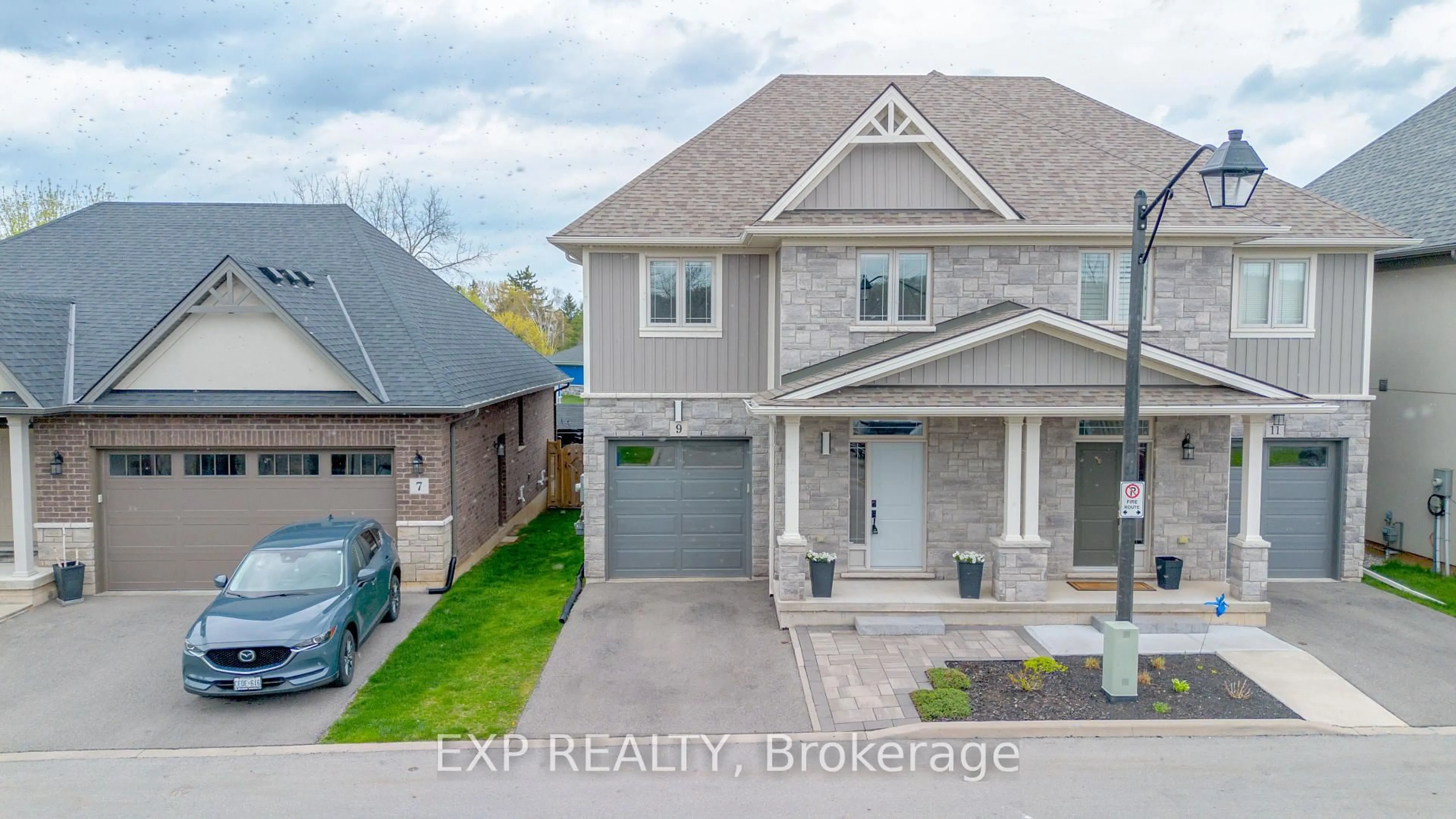 A pic from outside/outdoor area/front of a property/back of a property/a pic from drone, street for 9 Lindsay Way, Grimsby Ontario L3M 0H6