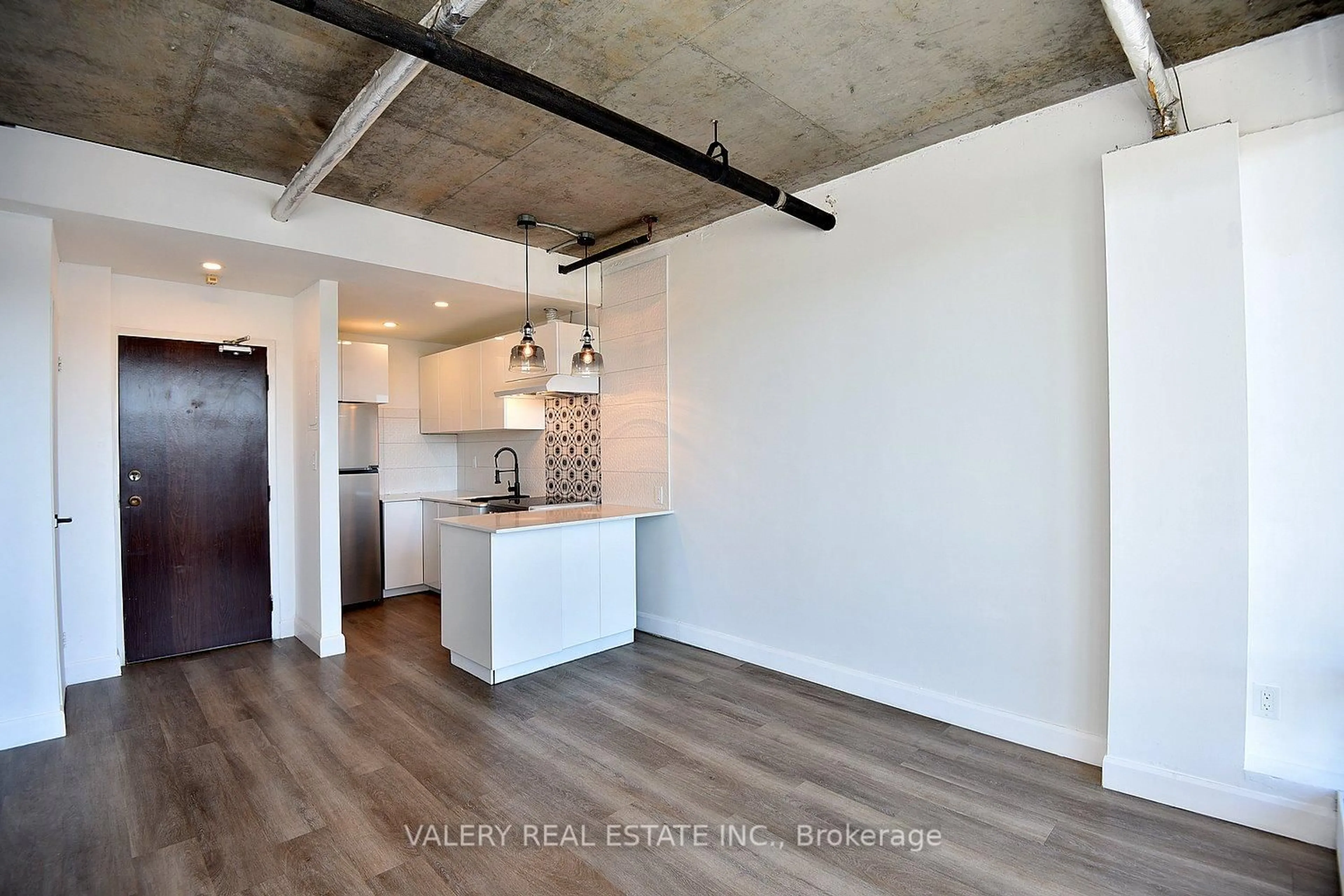 Open concept kitchen, cement floor for 150 Charlton Ave #3305, Hamilton Ontario L8N 3X3
