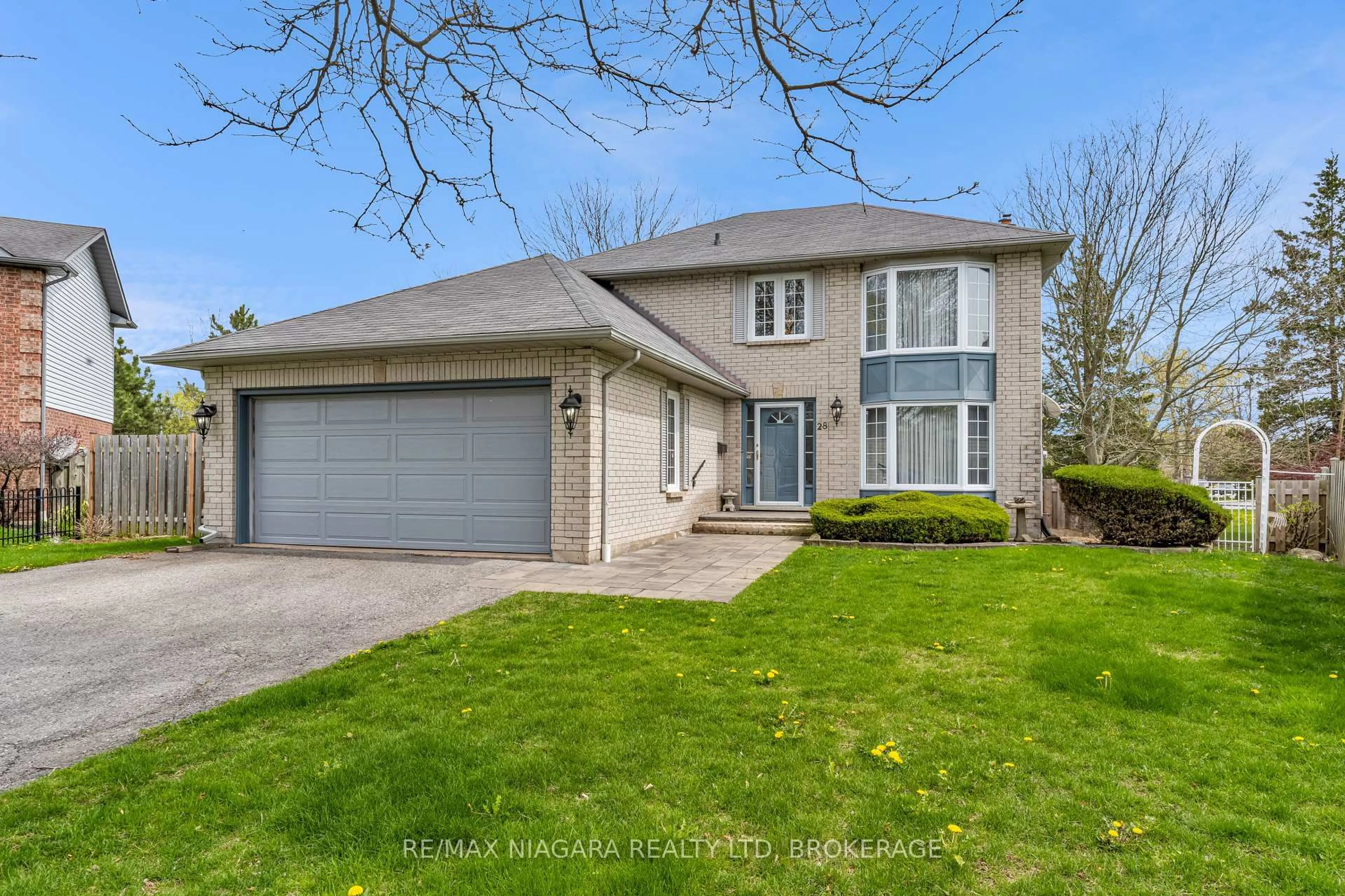 A pic from outside/outdoor area/front of a property/back of a property/a pic from drone, street for 28 Woodside Sq, Pelham Ontario L0S 1E4
