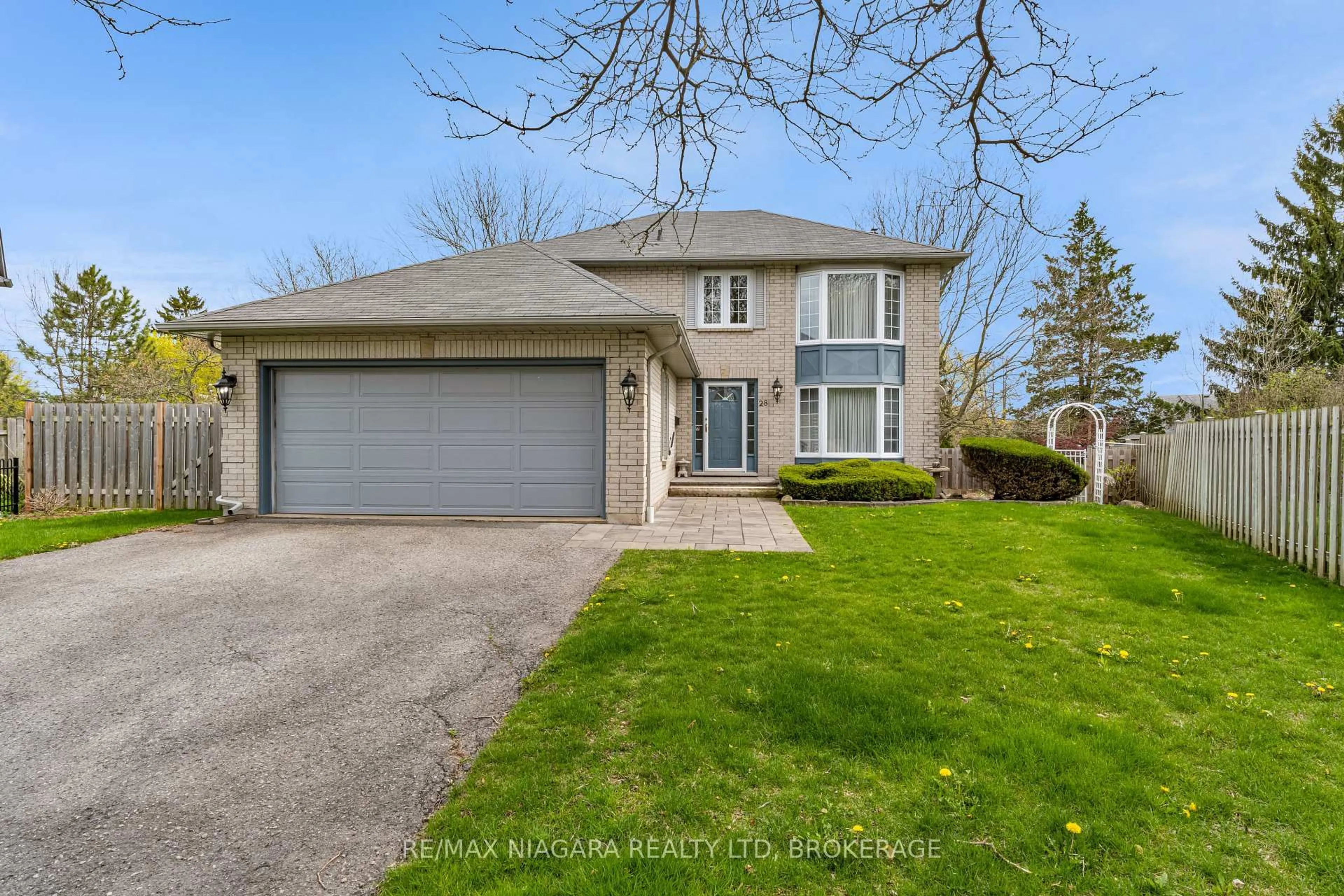 A pic from outside/outdoor area/front of a property/back of a property/a pic from drone, street for 28 Woodside Sq, Pelham Ontario L0S 1E4