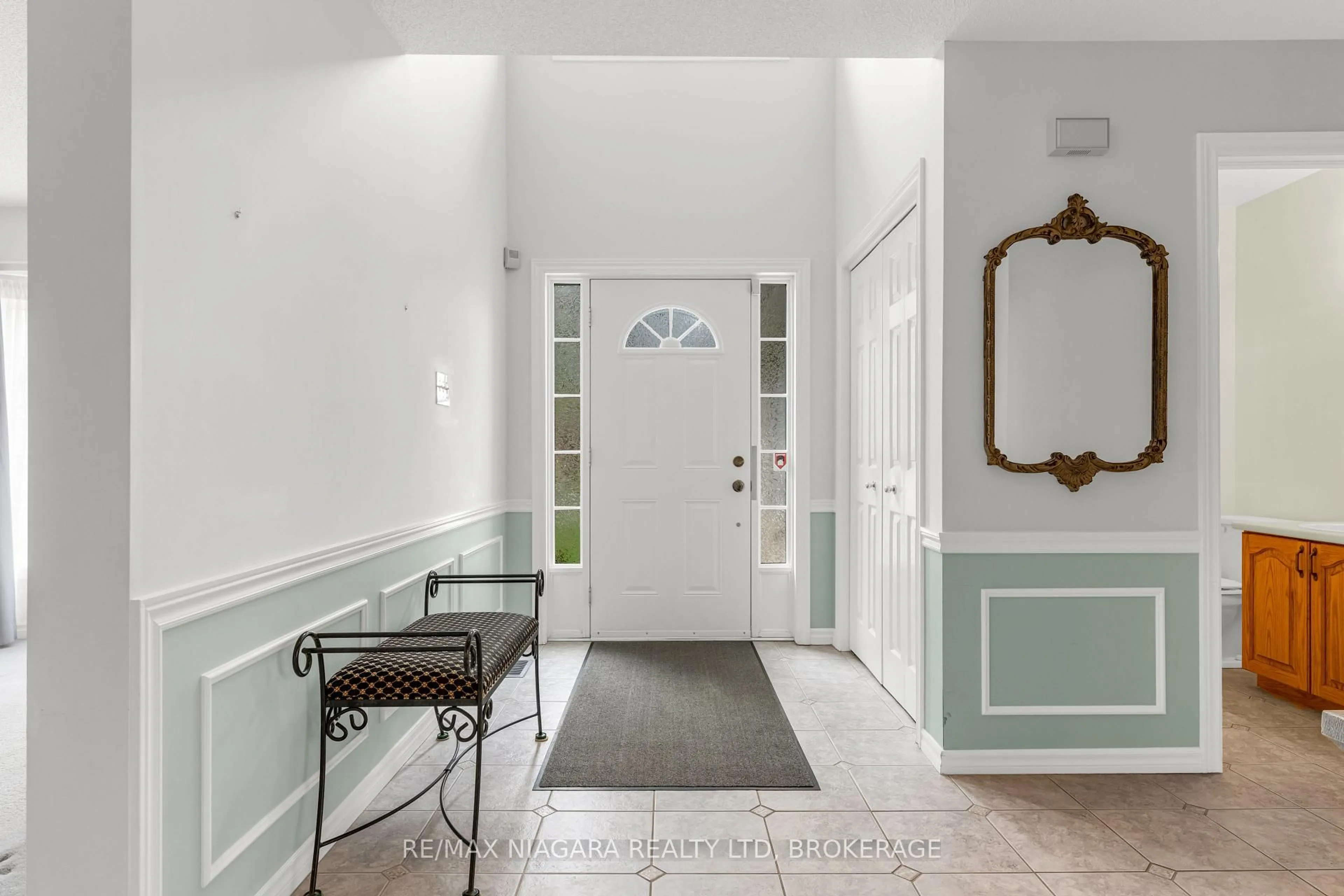 Indoor entryway for 28 Woodside Sq, Pelham Ontario L0S 1E4