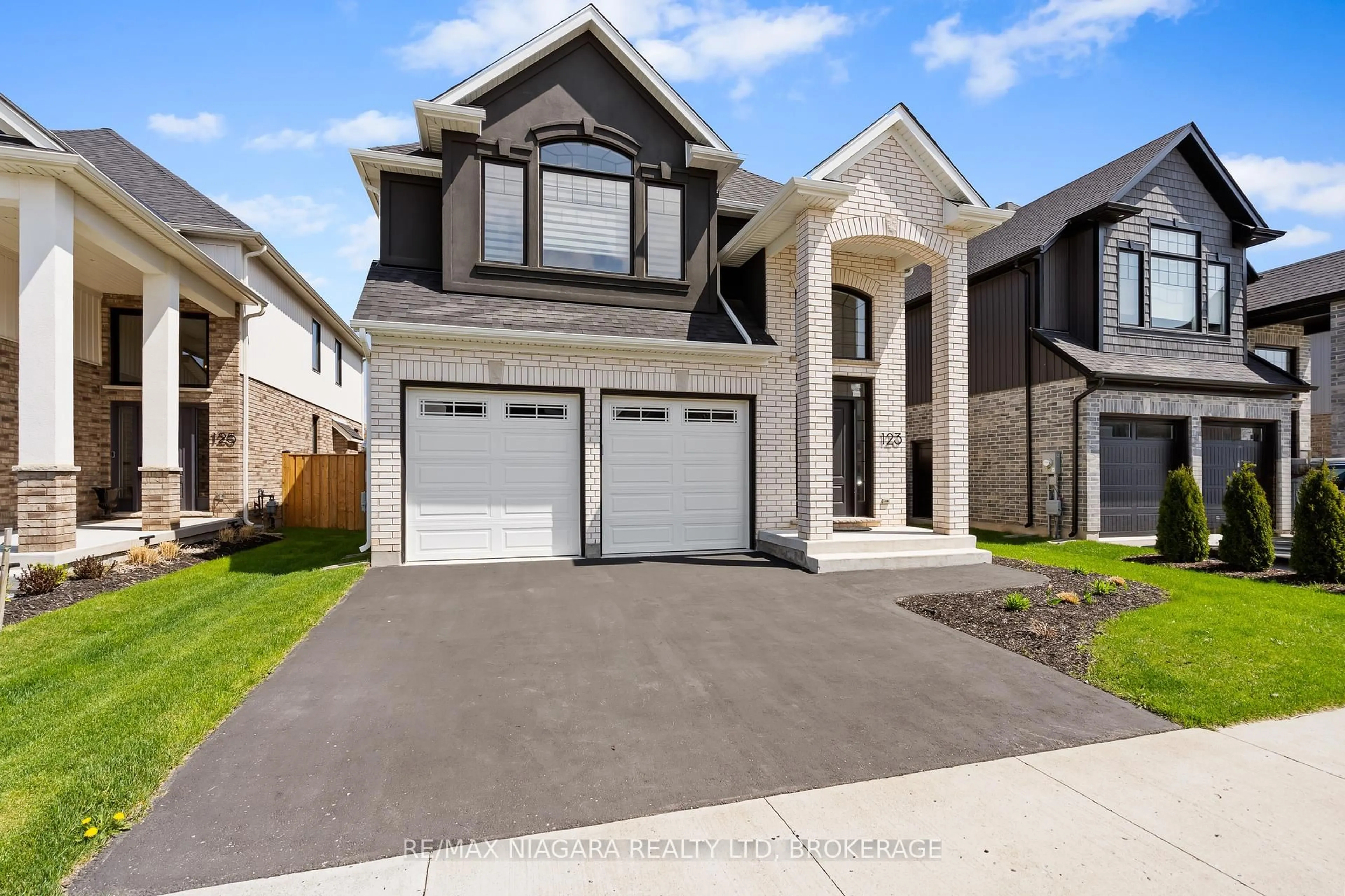 Home with vinyl exterior material, street for 123 Susan Dr, Pelham Ontario L0S 1E6