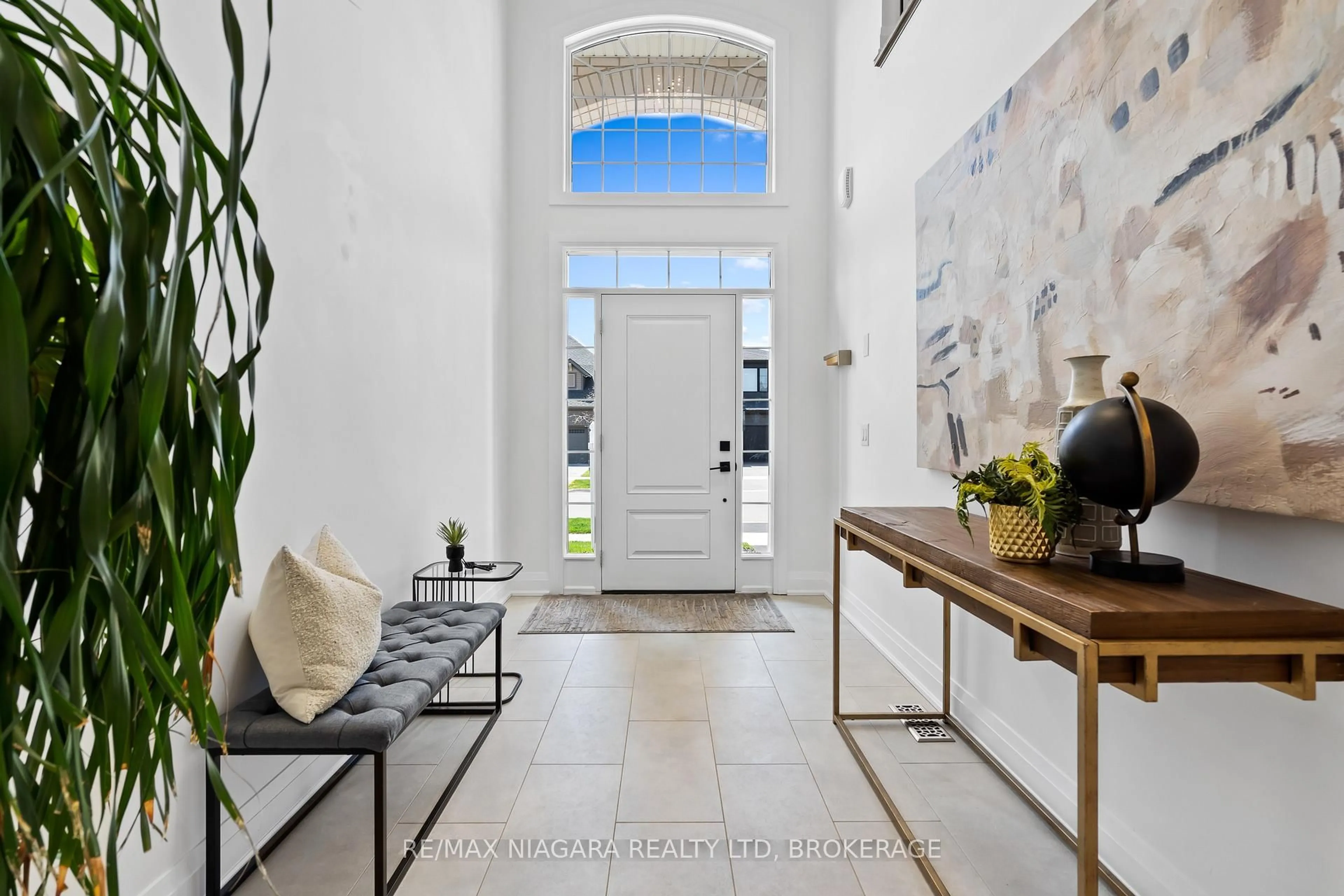 Indoor entryway for 123 Susan Dr, Pelham Ontario L0S 1E6