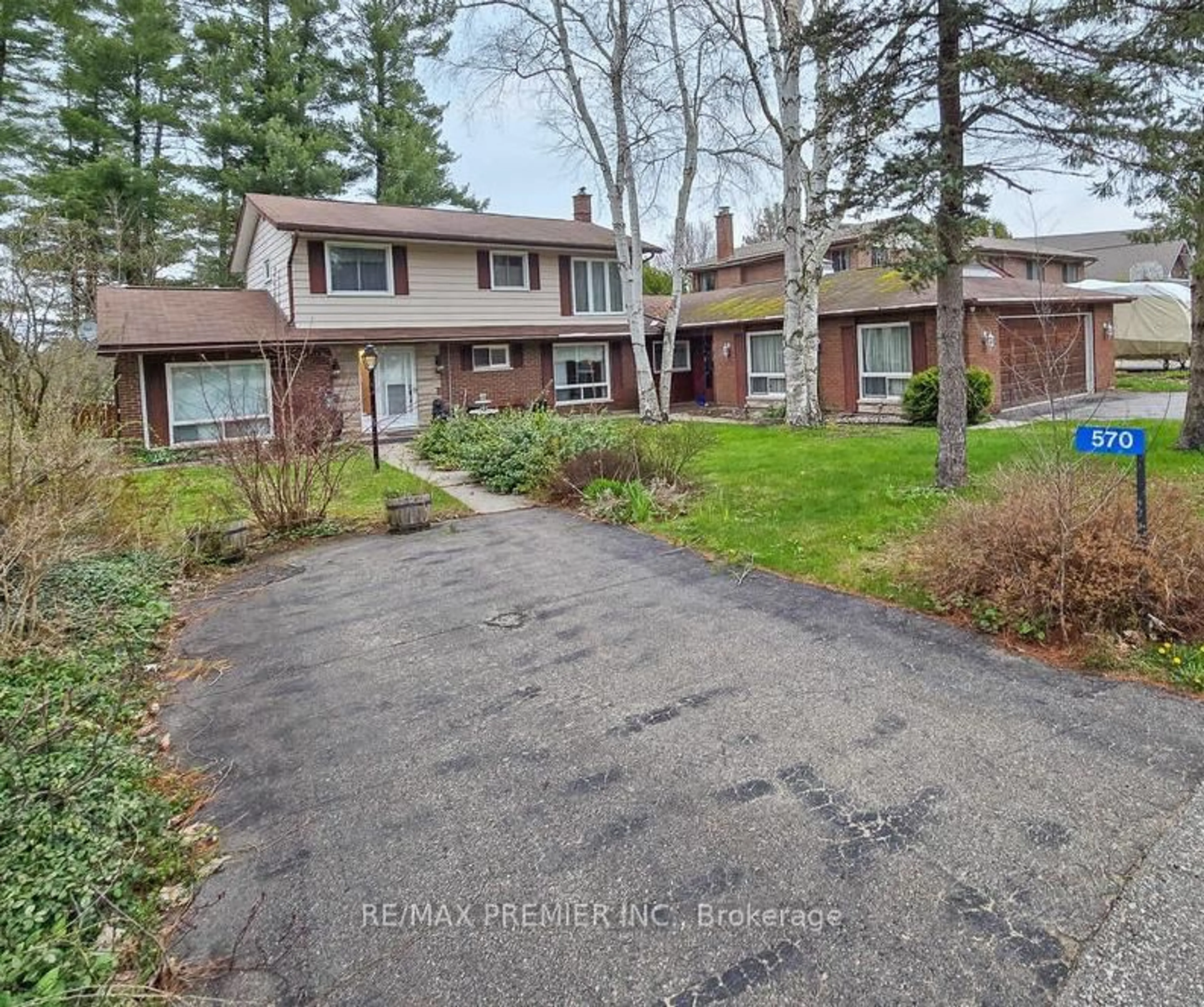 A pic from outside/outdoor area/front of a property/back of a property/a pic from drone, street for 570 Phillip St, Gravenhurst Ontario P1P 1M3