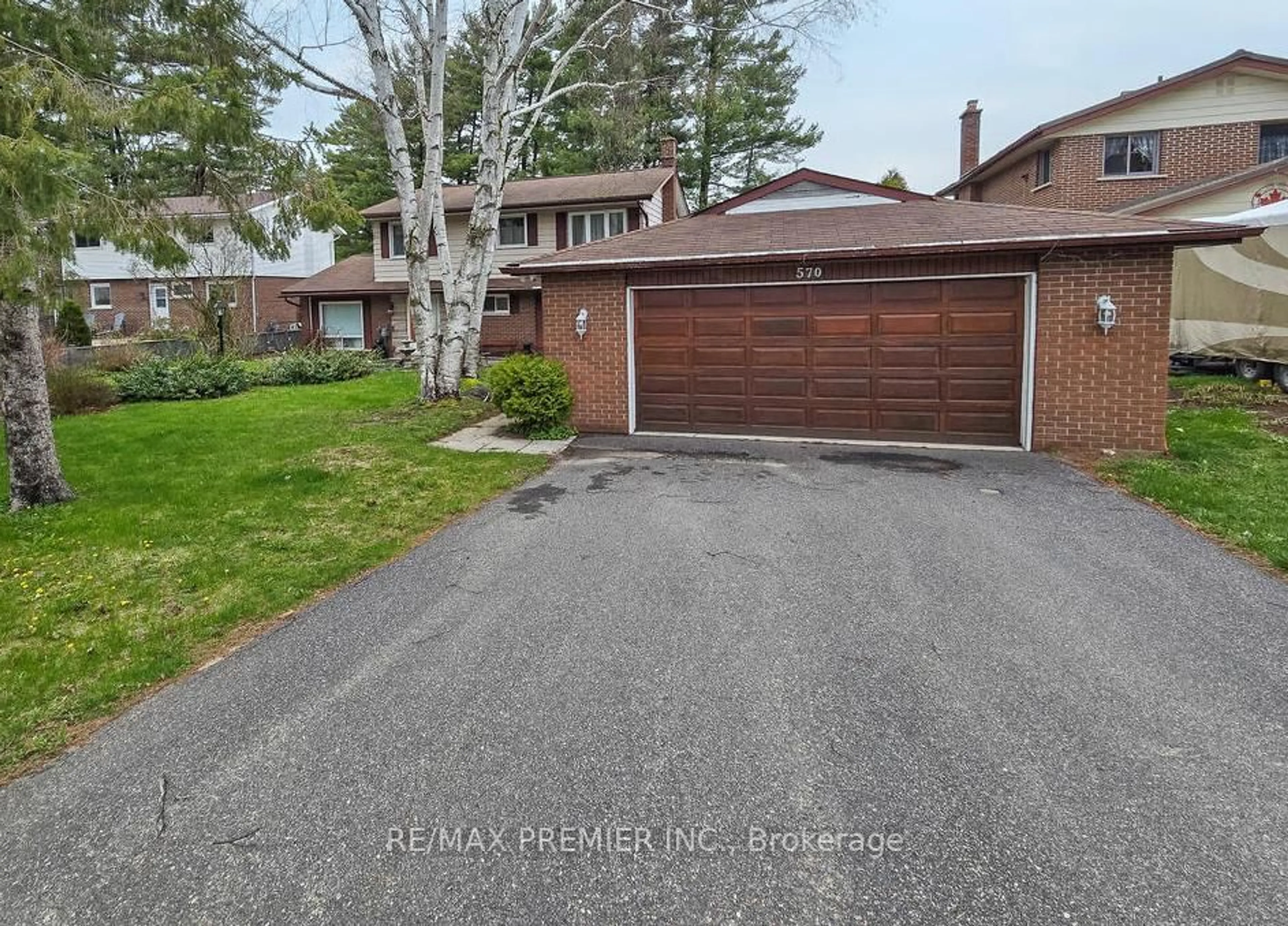 A pic from outside/outdoor area/front of a property/back of a property/a pic from drone, street for 570 Phillip St, Gravenhurst Ontario P1P 1M3