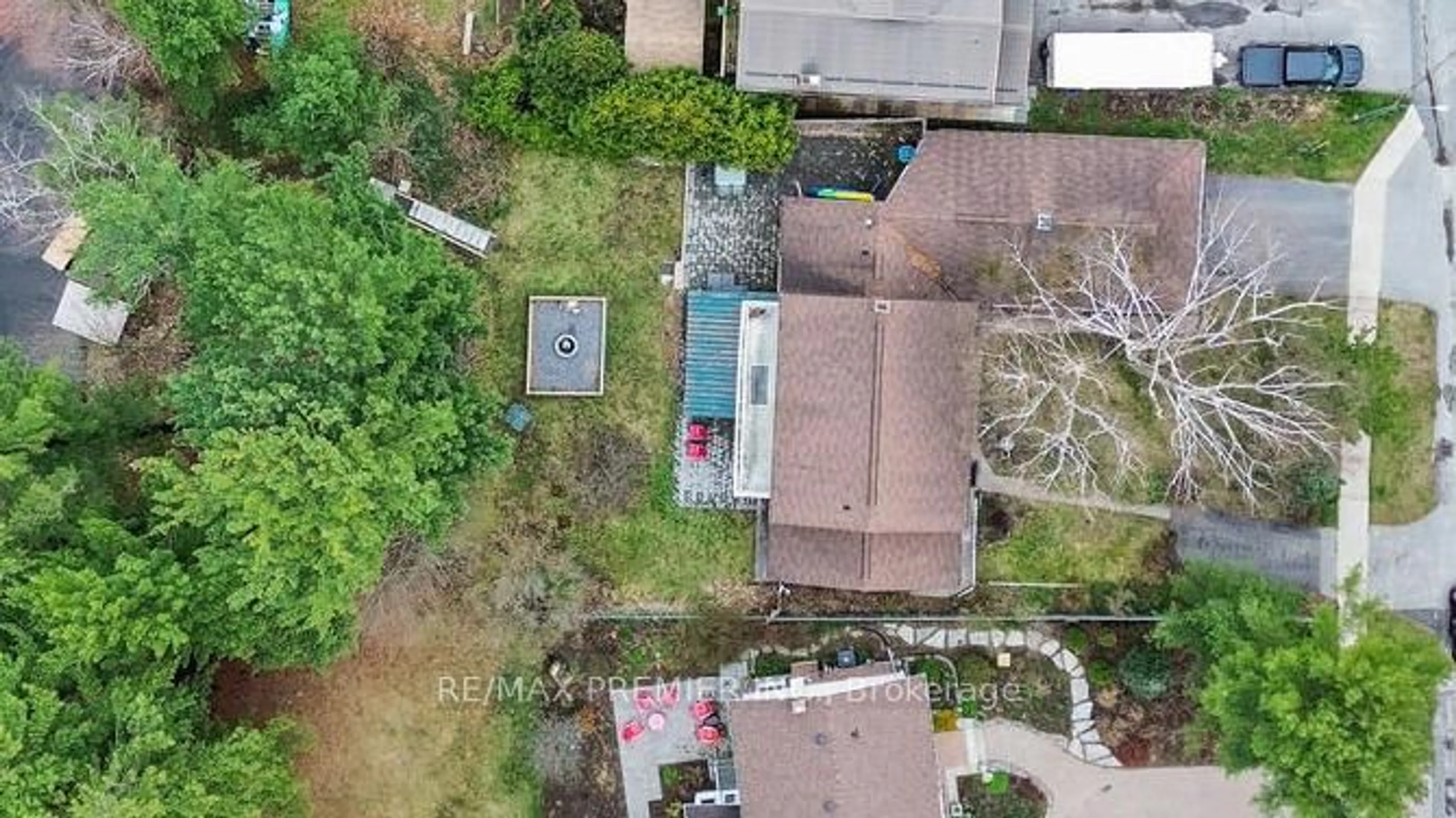 A pic from outside/outdoor area/front of a property/back of a property/a pic from drone, street for 570 Phillip St, Gravenhurst Ontario P1P 1M3