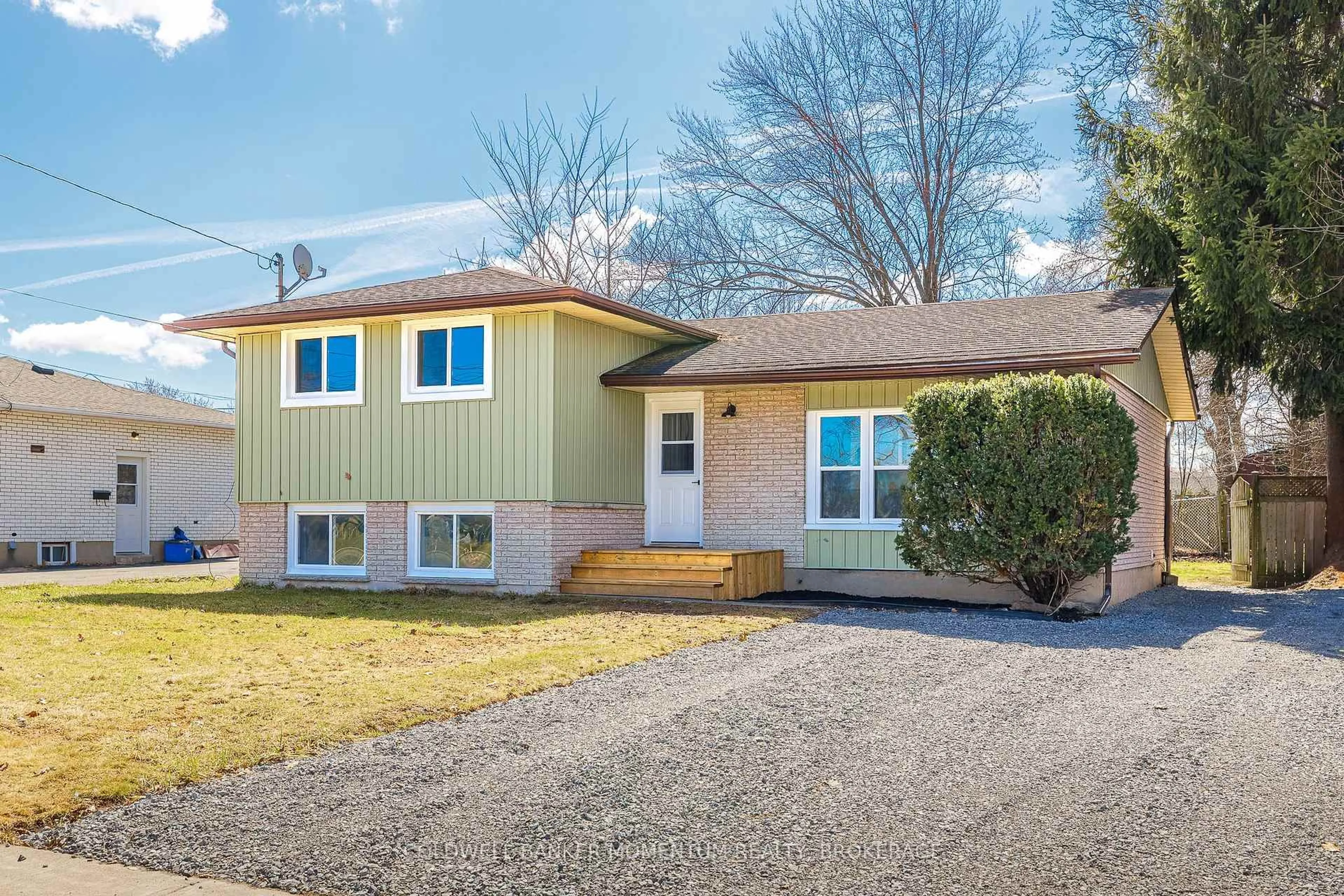 Home with vinyl exterior material, street for 85 Woodlawn Rd, Welland Ontario L3C 3J4