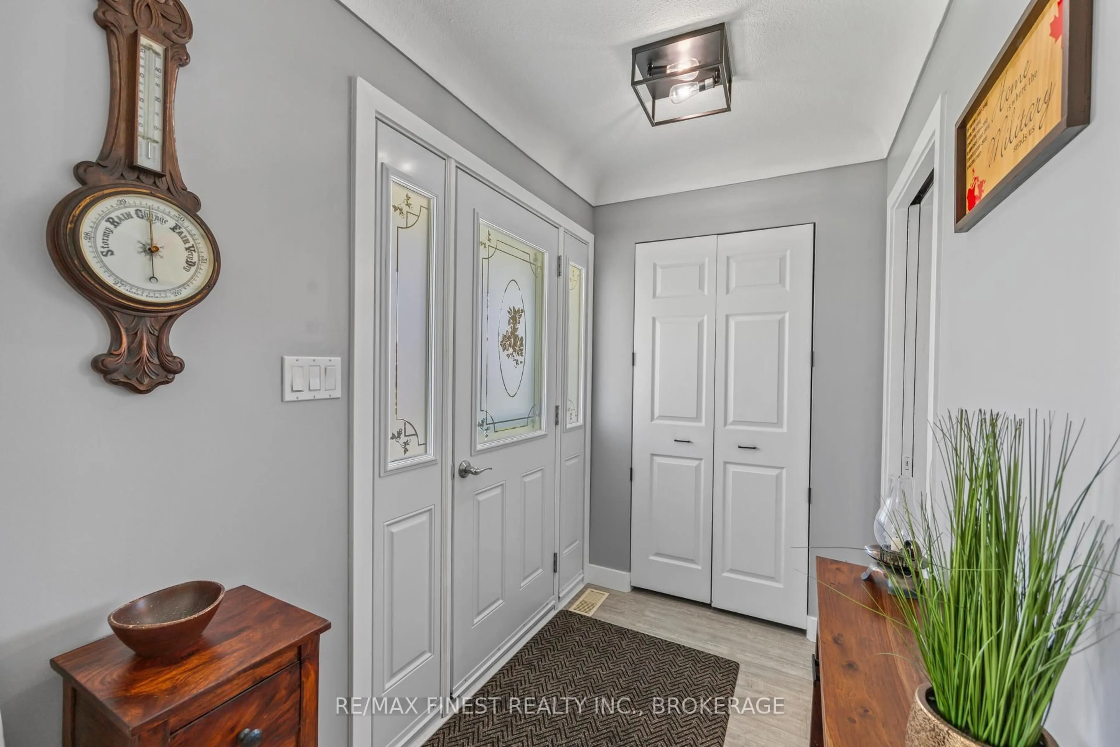 Indoor entryway for 1039 Hudson Dr, Kingston Ontario K7M 5K5