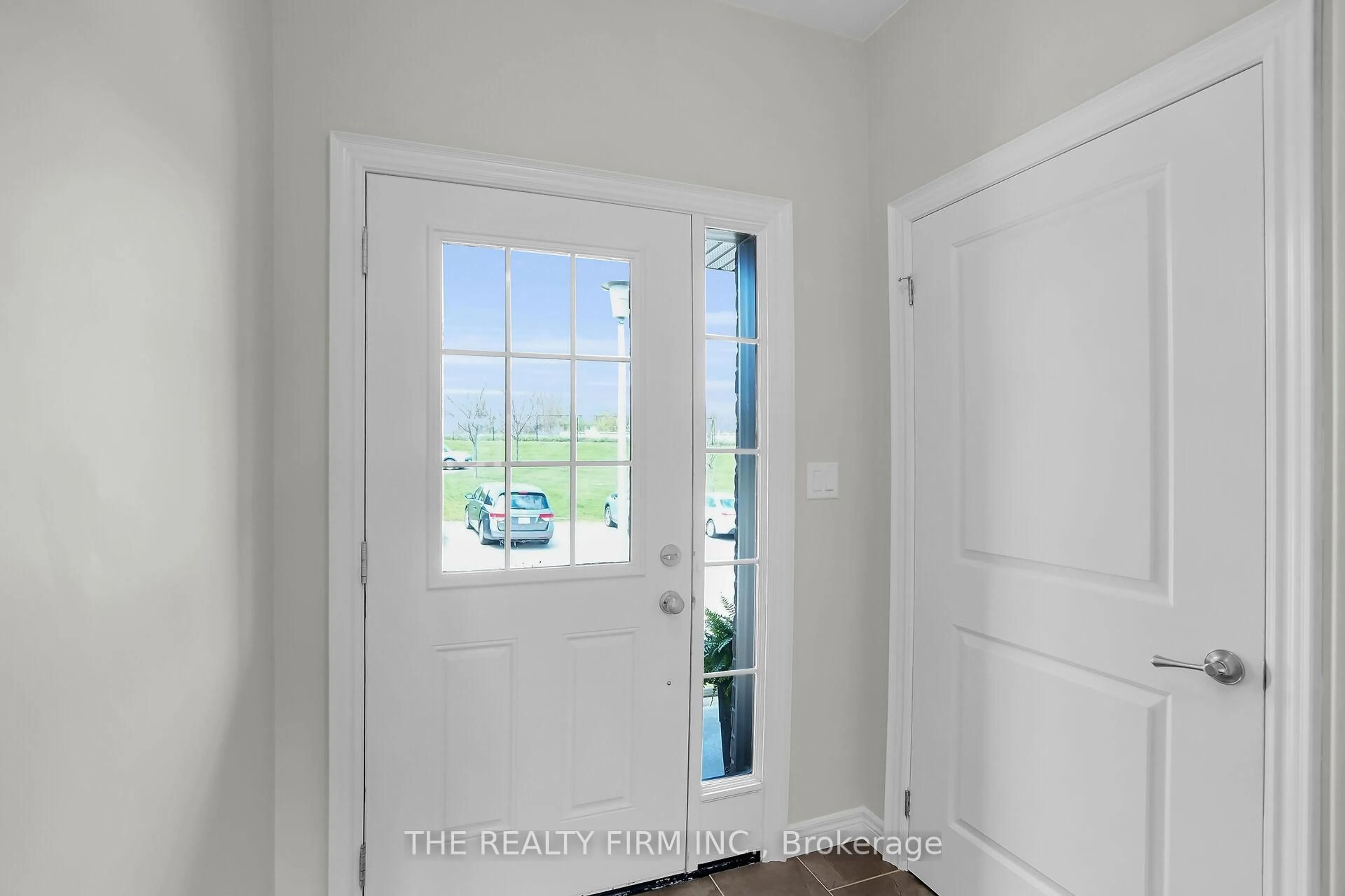 Indoor entryway for 1030 Oakcrossing Gate #37, London North Ontario N6H 0H1