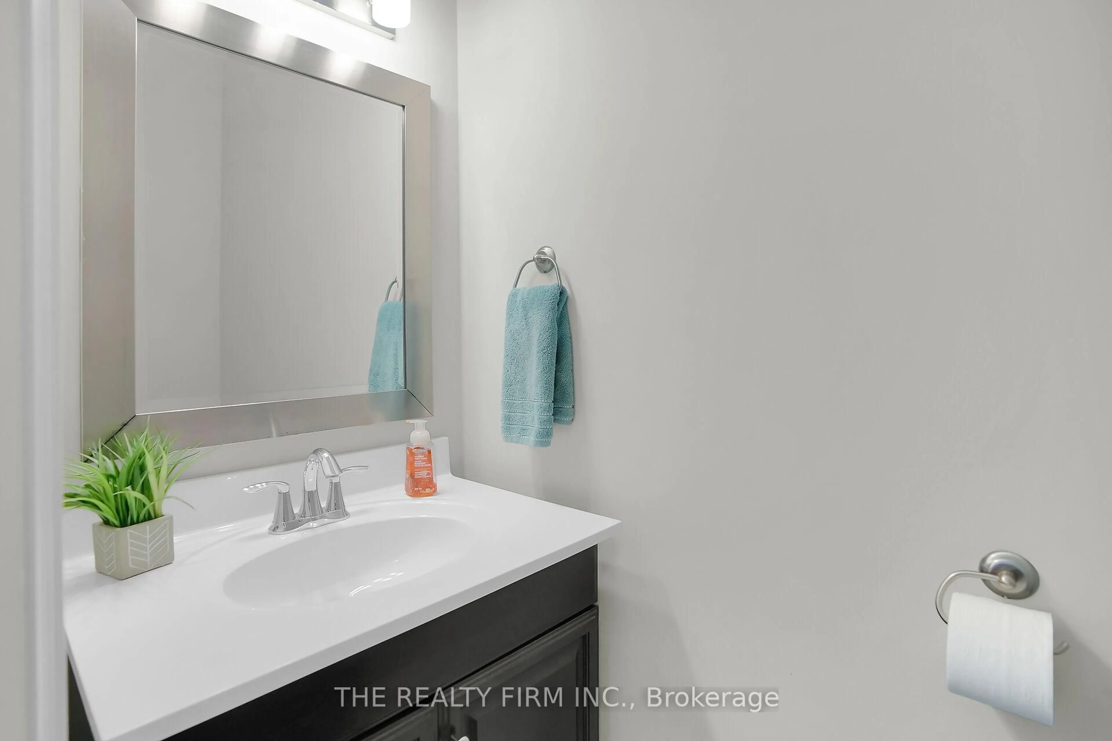 Standard bathroom, ceramic/tile floor for 1030 Oakcrossing Gate #37, London North Ontario N6H 0H1