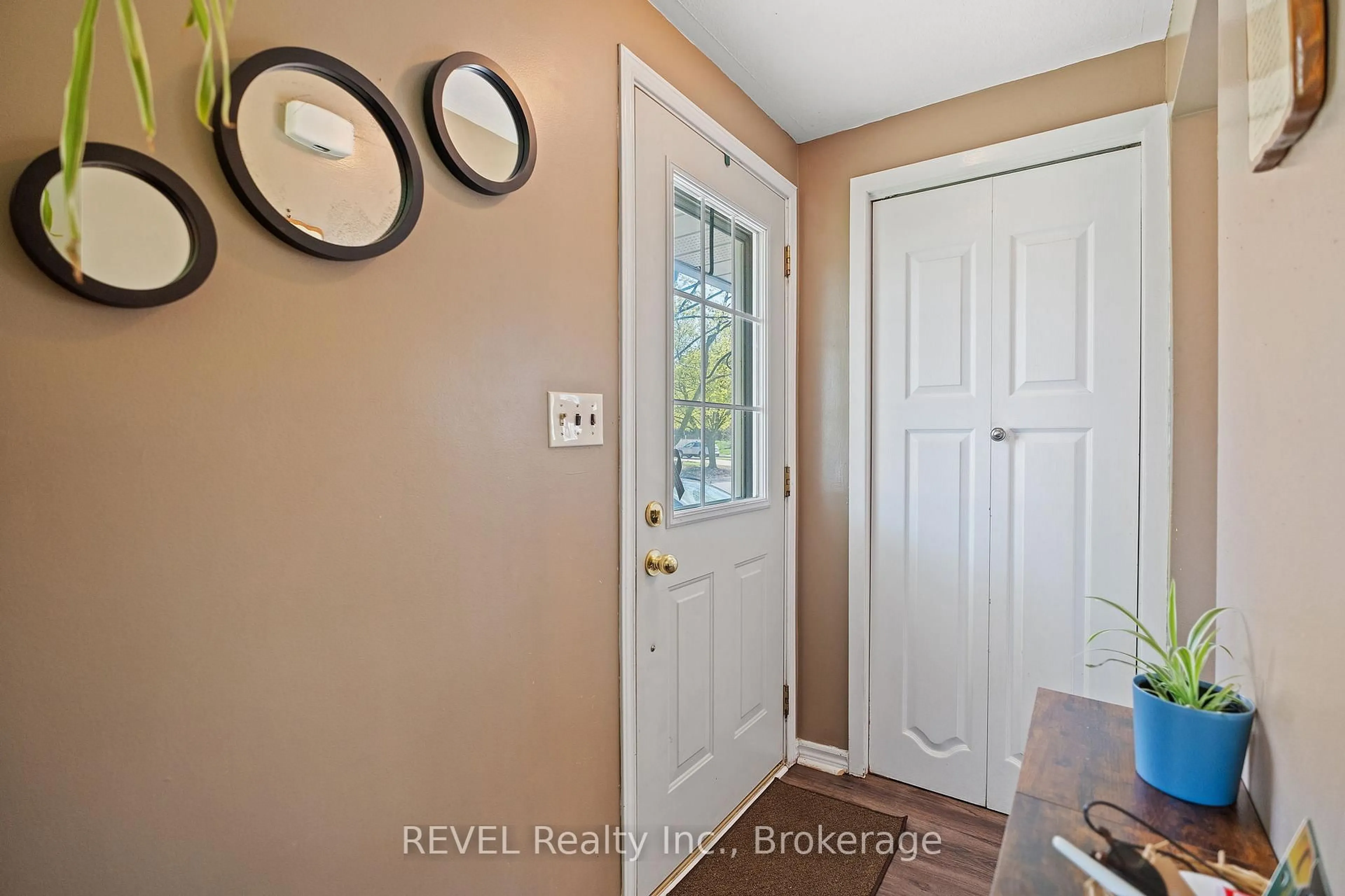 Indoor entryway for 31 Louis Ave, St. Catharines Ontario L2M 2N4