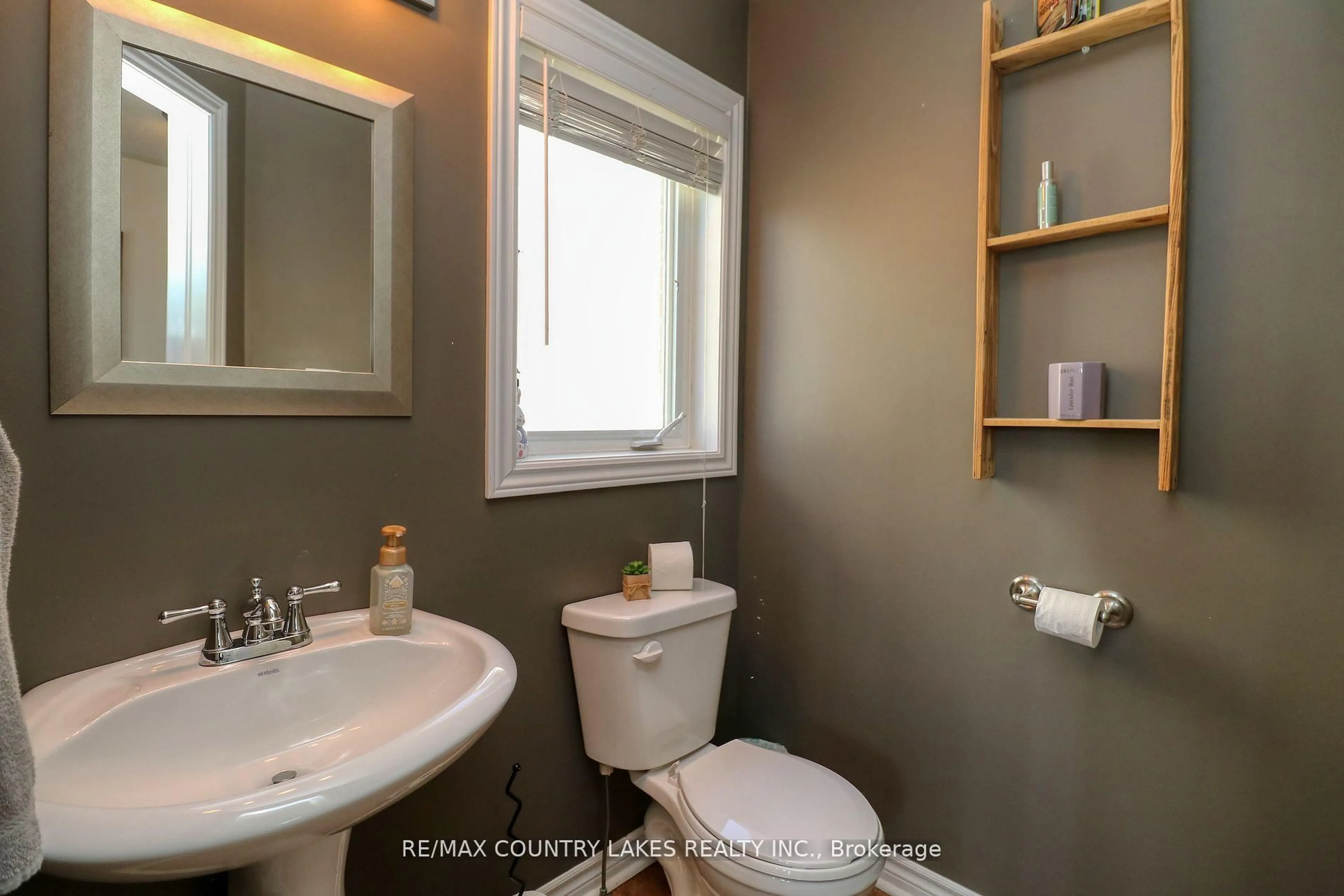 Standard bathroom, ceramic/tile floor for 8 Fallingbrook Cres, Kawartha Lakes Ontario K9V 0B3