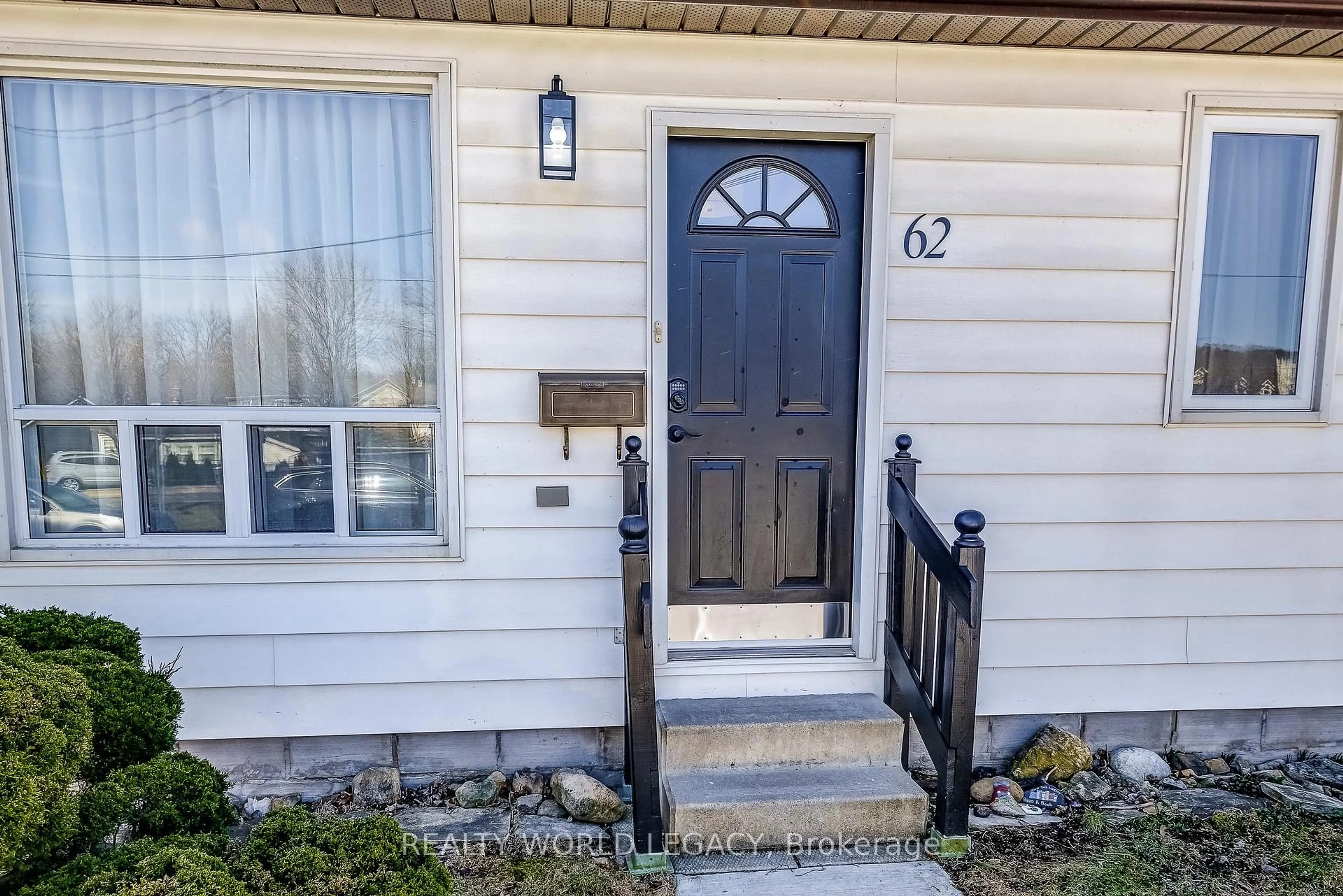 Indoor entryway for 62 Baldwin St, Hamilton Ontario L9H 1A8