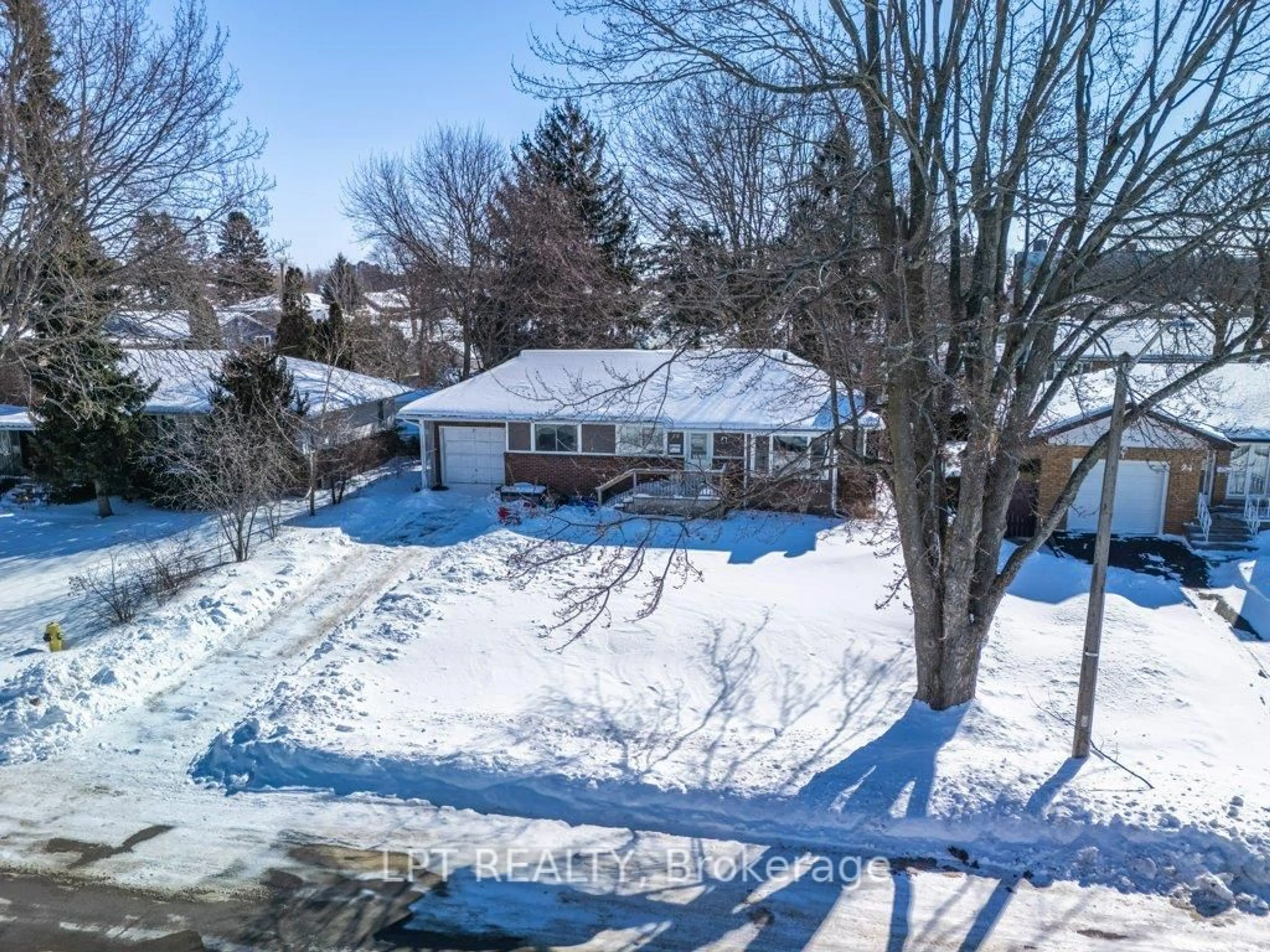 A pic from outside/outdoor area/front of a property/back of a property/a pic from drone, street for 20 Elizabeth Ave, Kingston Ontario K7M 3G8
