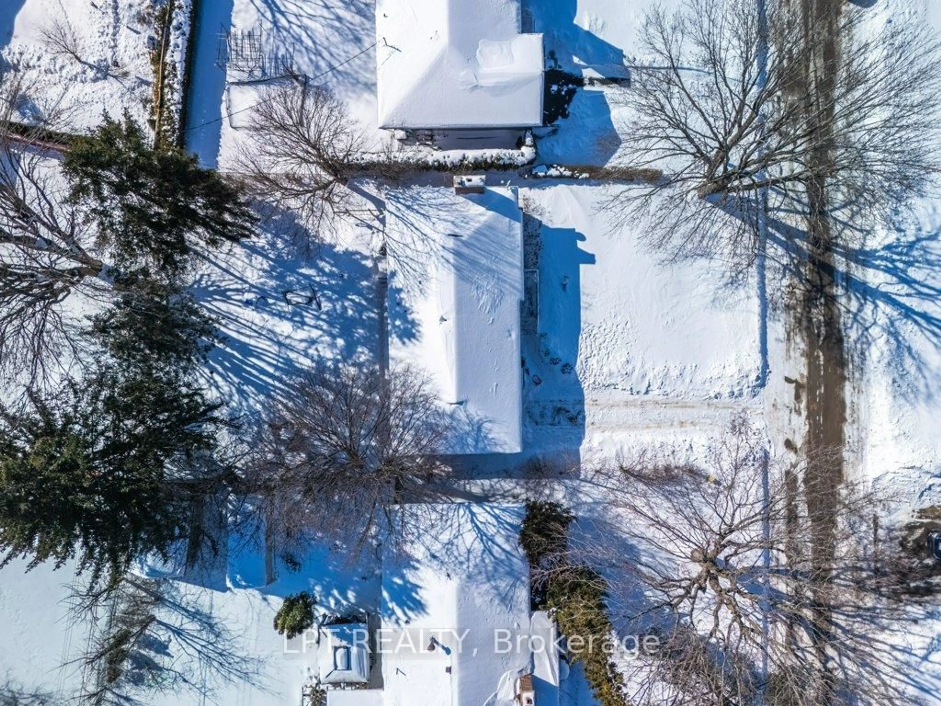 A pic from outside/outdoor area/front of a property/back of a property/a pic from drone, unknown for 20 Elizabeth Ave, Kingston Ontario K7M 3G8