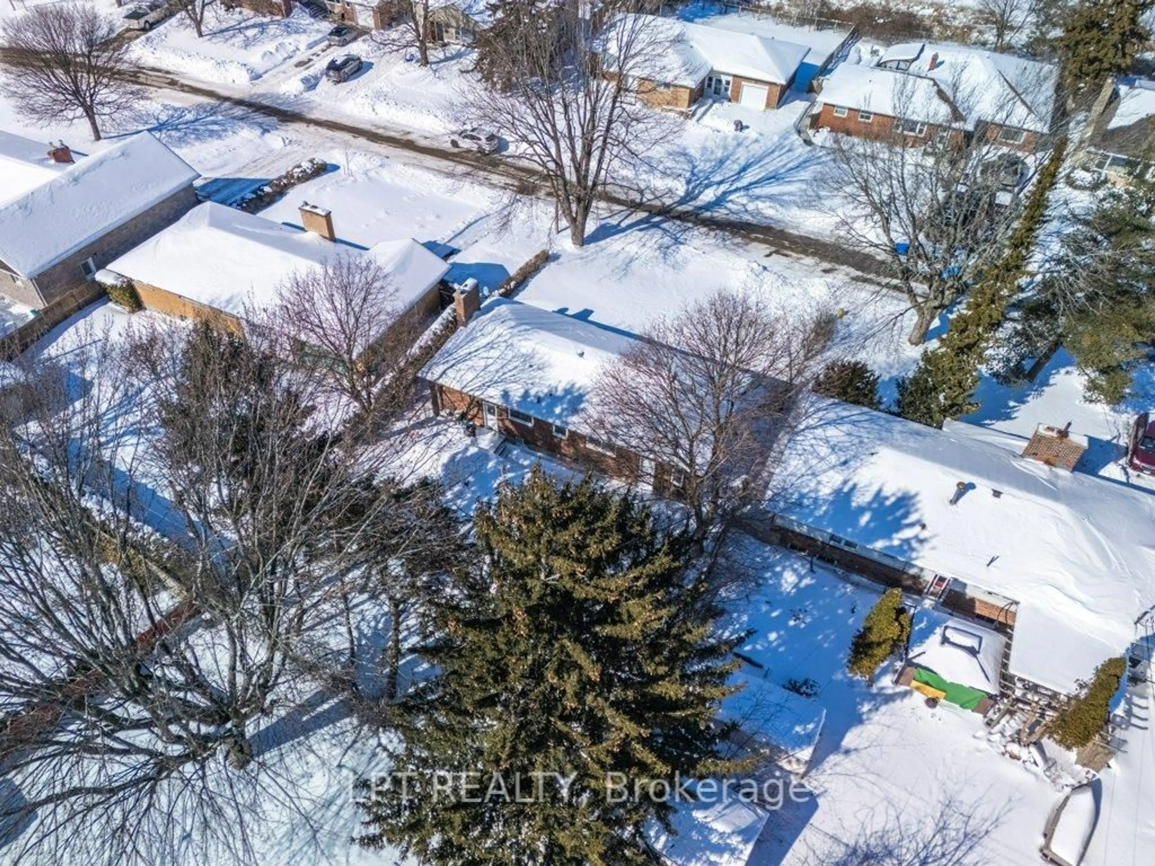 A pic from outside/outdoor area/front of a property/back of a property/a pic from drone, street for 20 Elizabeth Ave, Kingston Ontario K7M 3G8