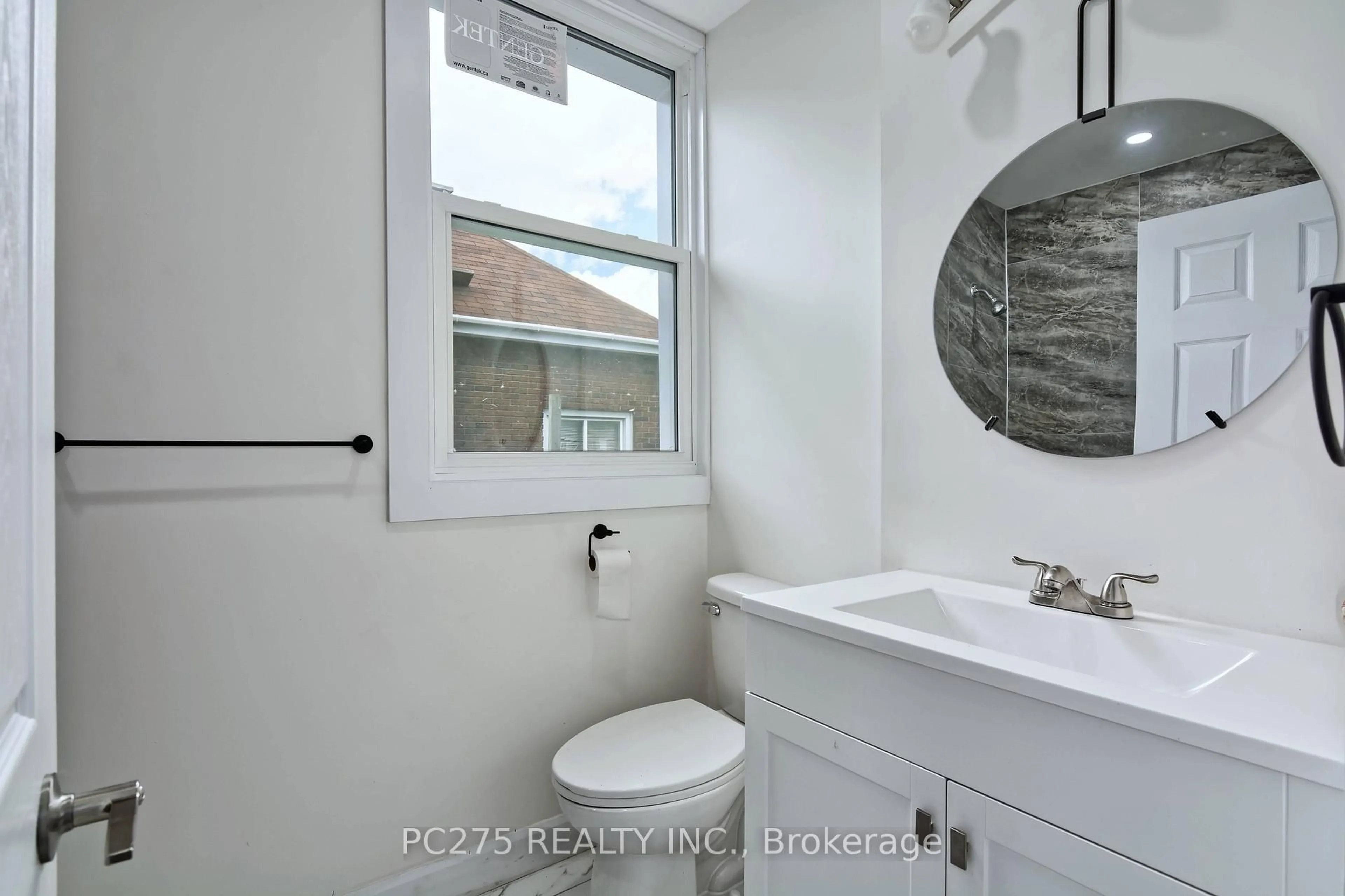 Standard bathroom, ceramic/tile floor for 272 Vidal St, Sarnia Ontario N7T 2T7