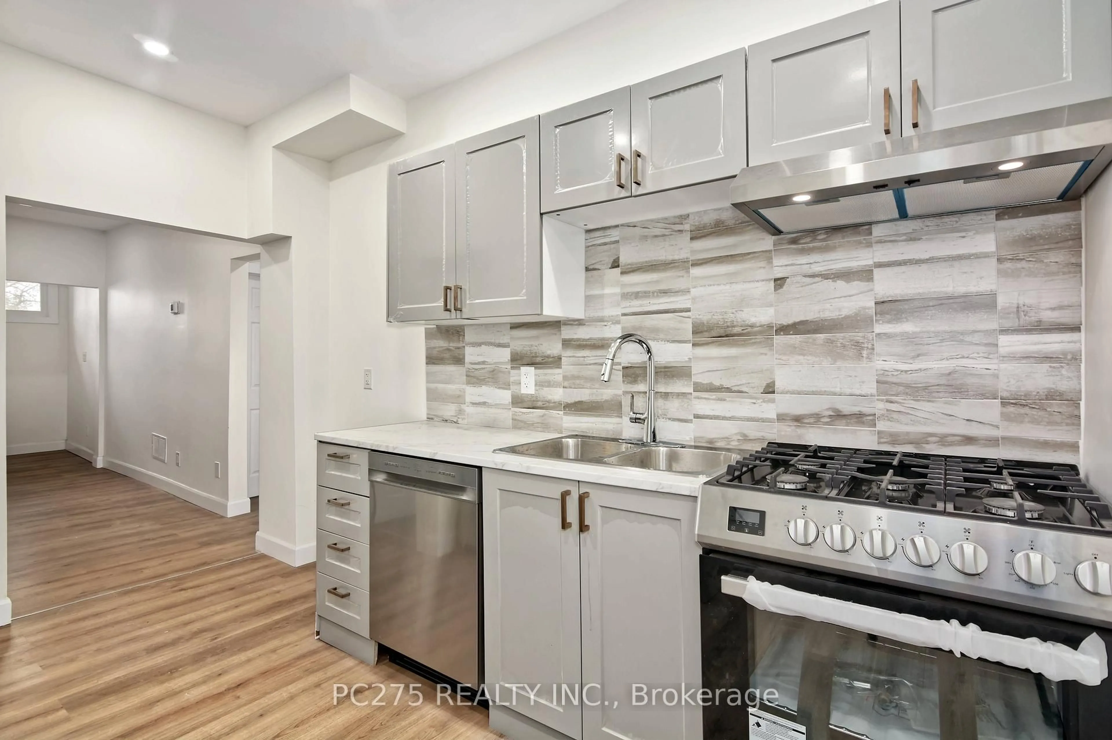 Standard kitchen, unknown for 272 Vidal St, Sarnia Ontario N7T 2T7