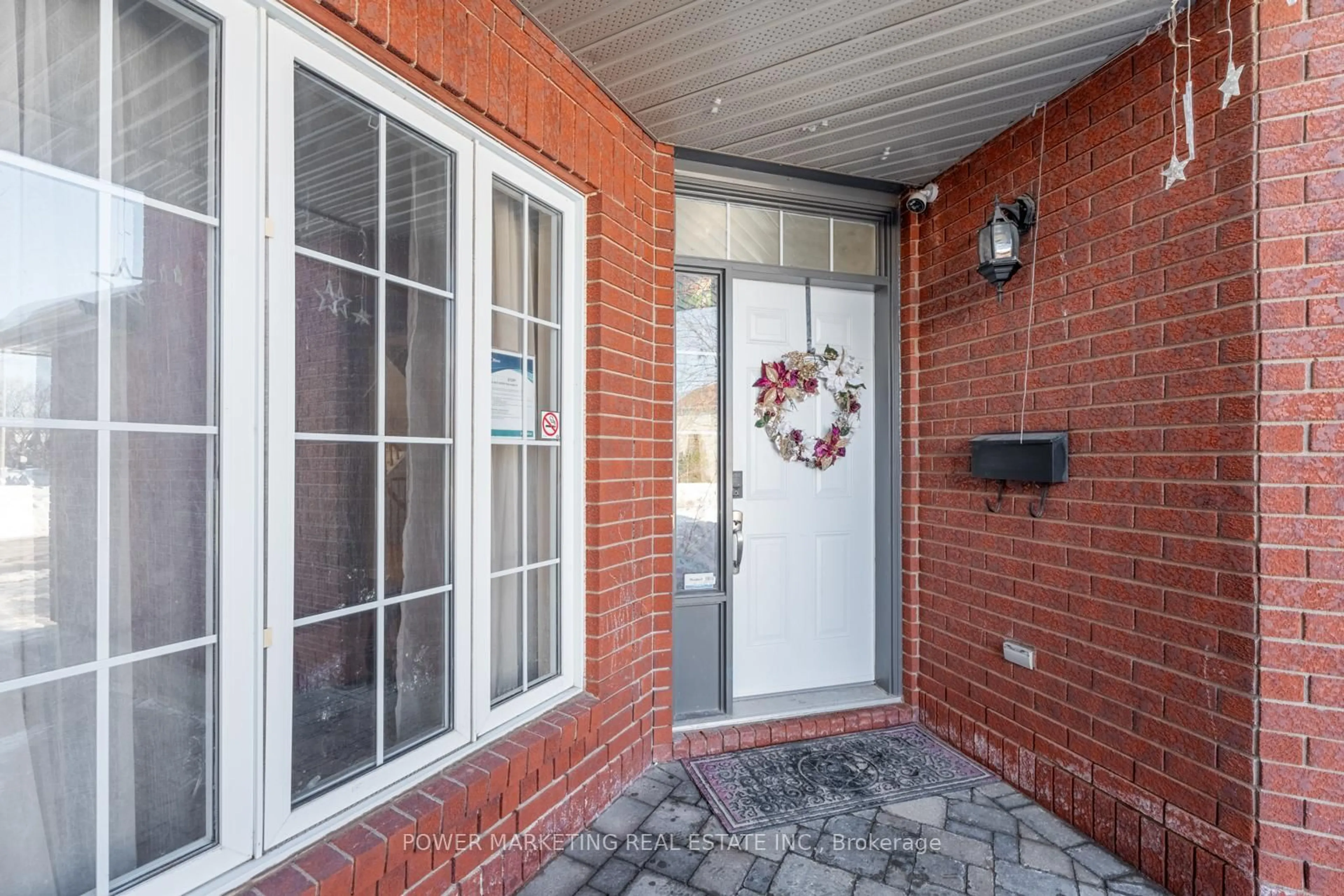 Indoor entryway for 143 BOREALIS Cres, Ottawa Ontario K1K 4T9