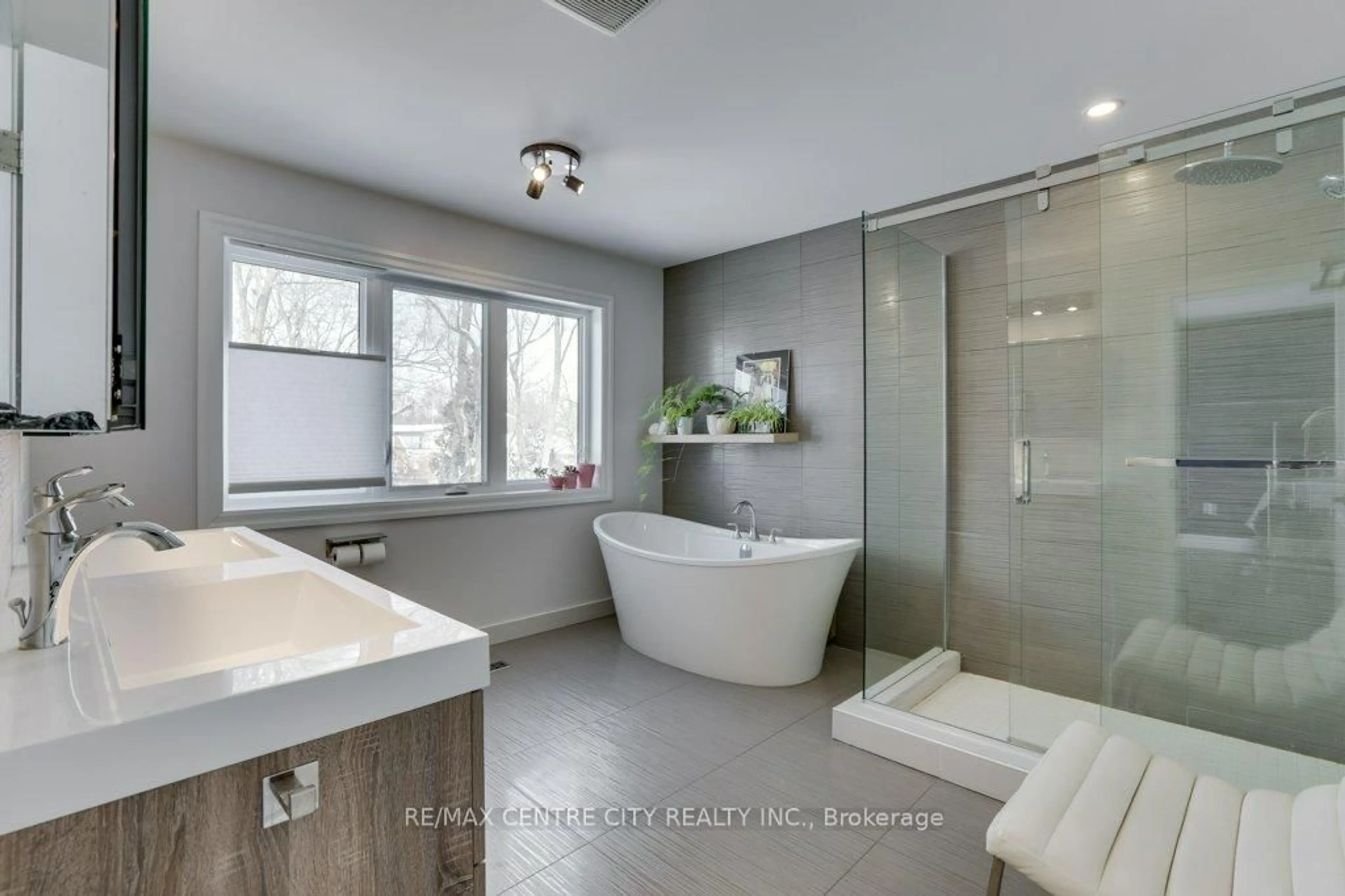 Contemporary bathroom, ceramic/tile floor for 146 Victoria St, London East Ontario N6A 2B7