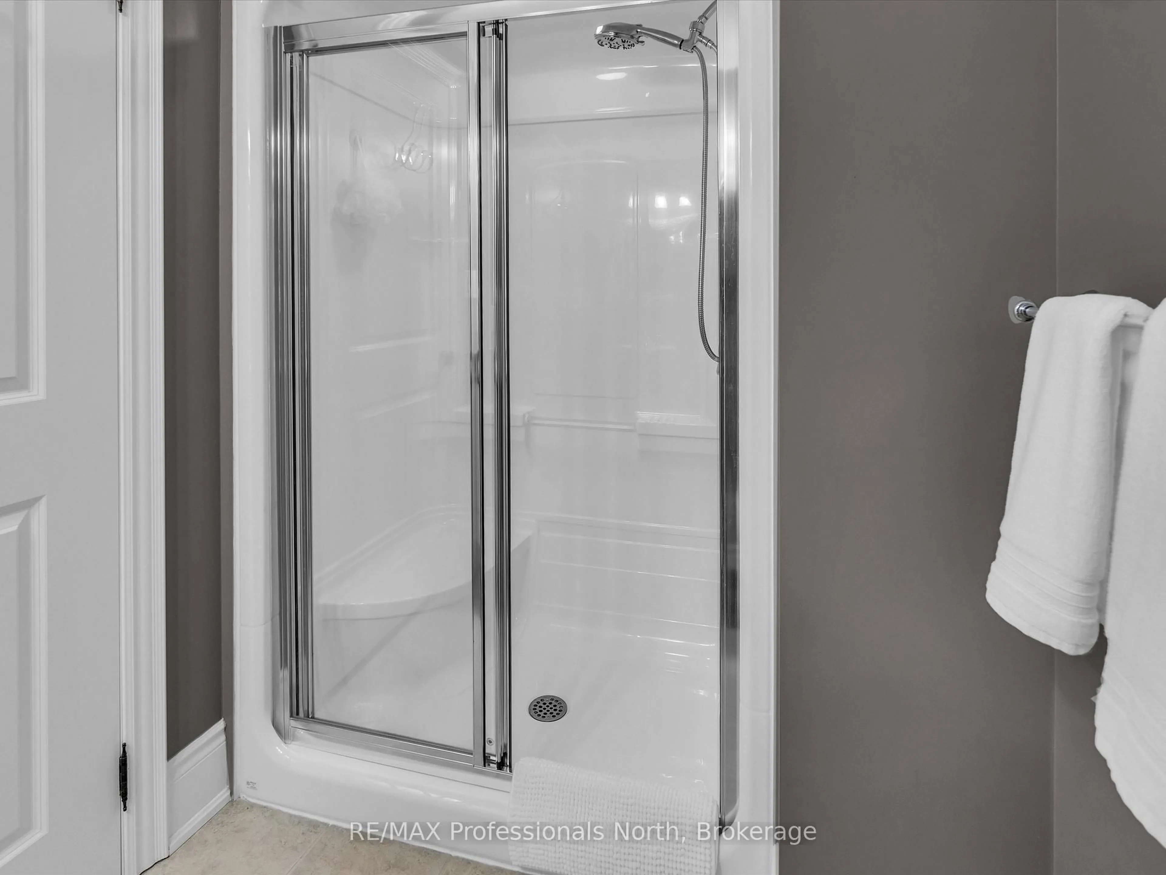 Standard bathroom, ceramic/tile floor for 391B Manitoba St #106, Bracebridge Ontario P1L 0B5
