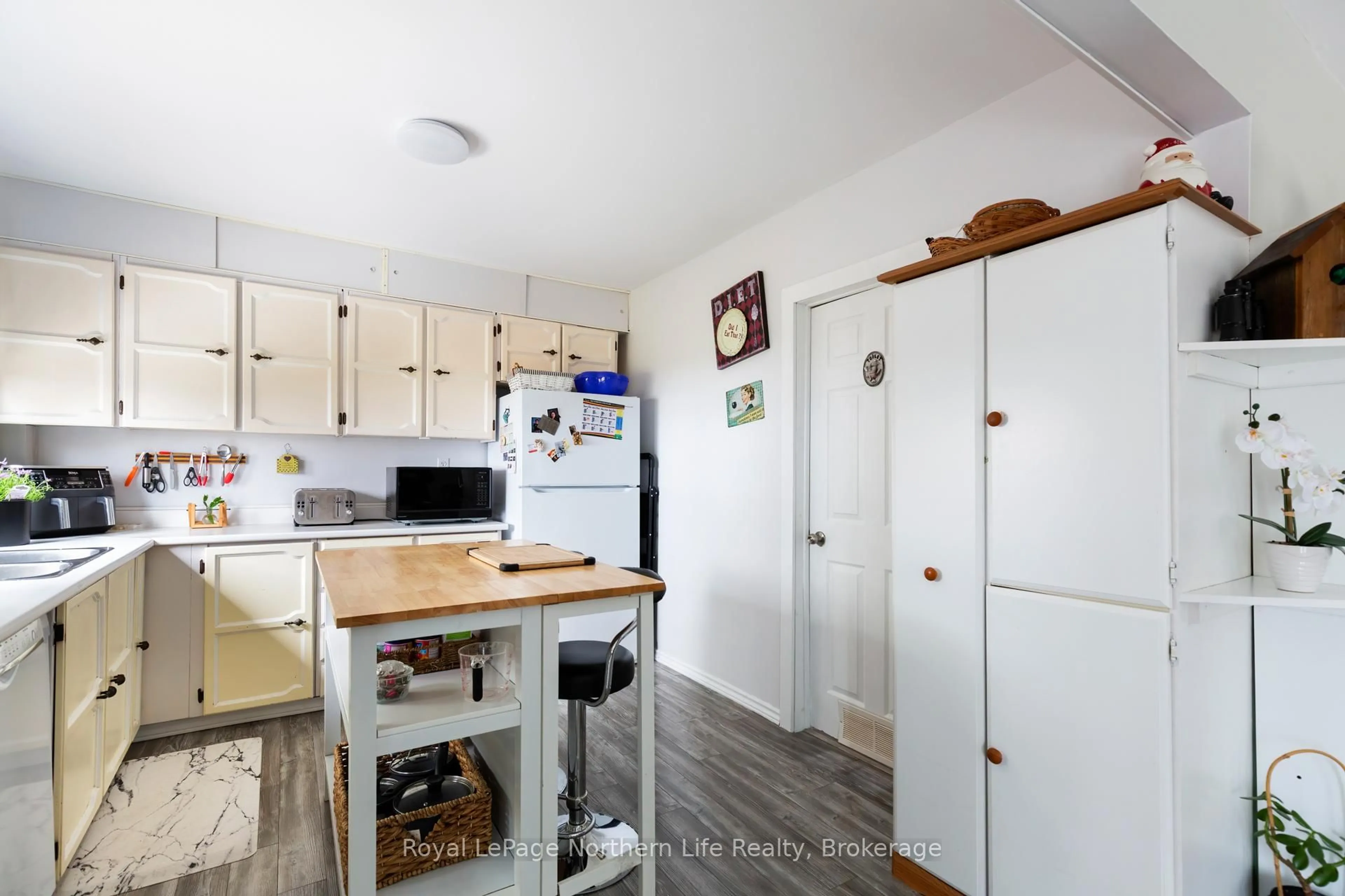 Standard kitchen, unknown for 384 Margaret Dr, North Bay Ontario P1B 8G5