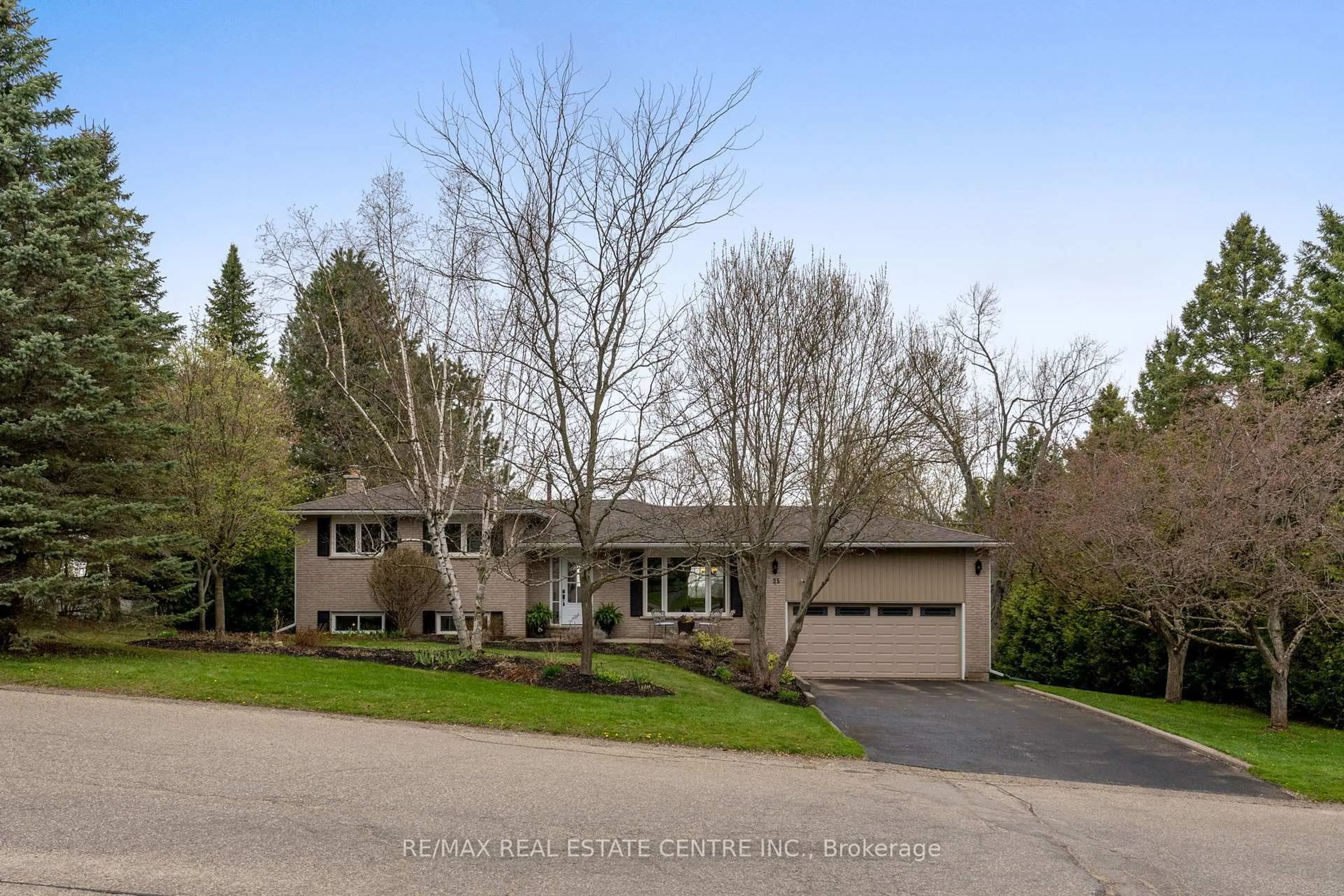 A pic from outside/outdoor area/front of a property/back of a property/a pic from drone, street for 25 Erin Heights Dr, Erin Ontario N0B 1T0