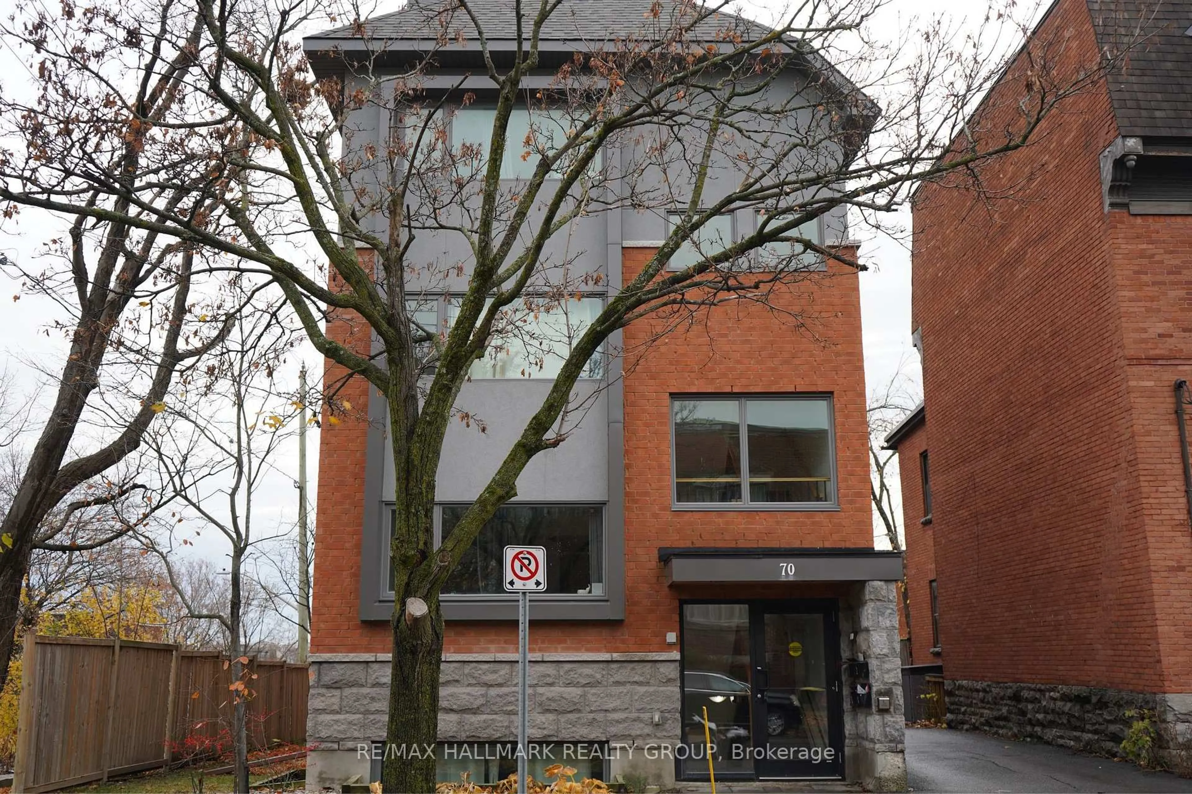 Home with brick exterior material, building for 70 RUSSELL Ave, Ottawa Ontario K1N 7X1