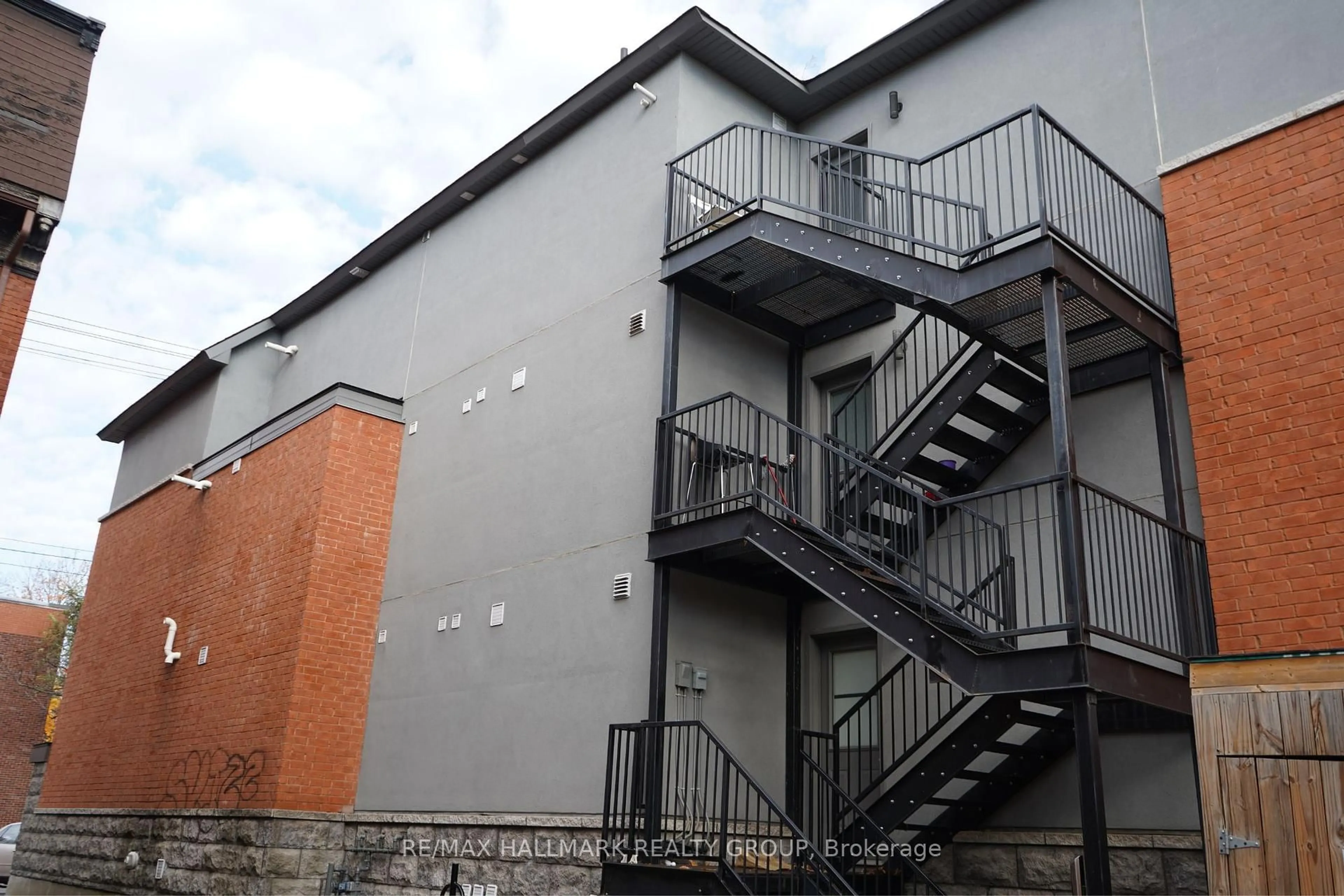 Stairs for 70 RUSSELL Ave, Ottawa Ontario K1N 7X1