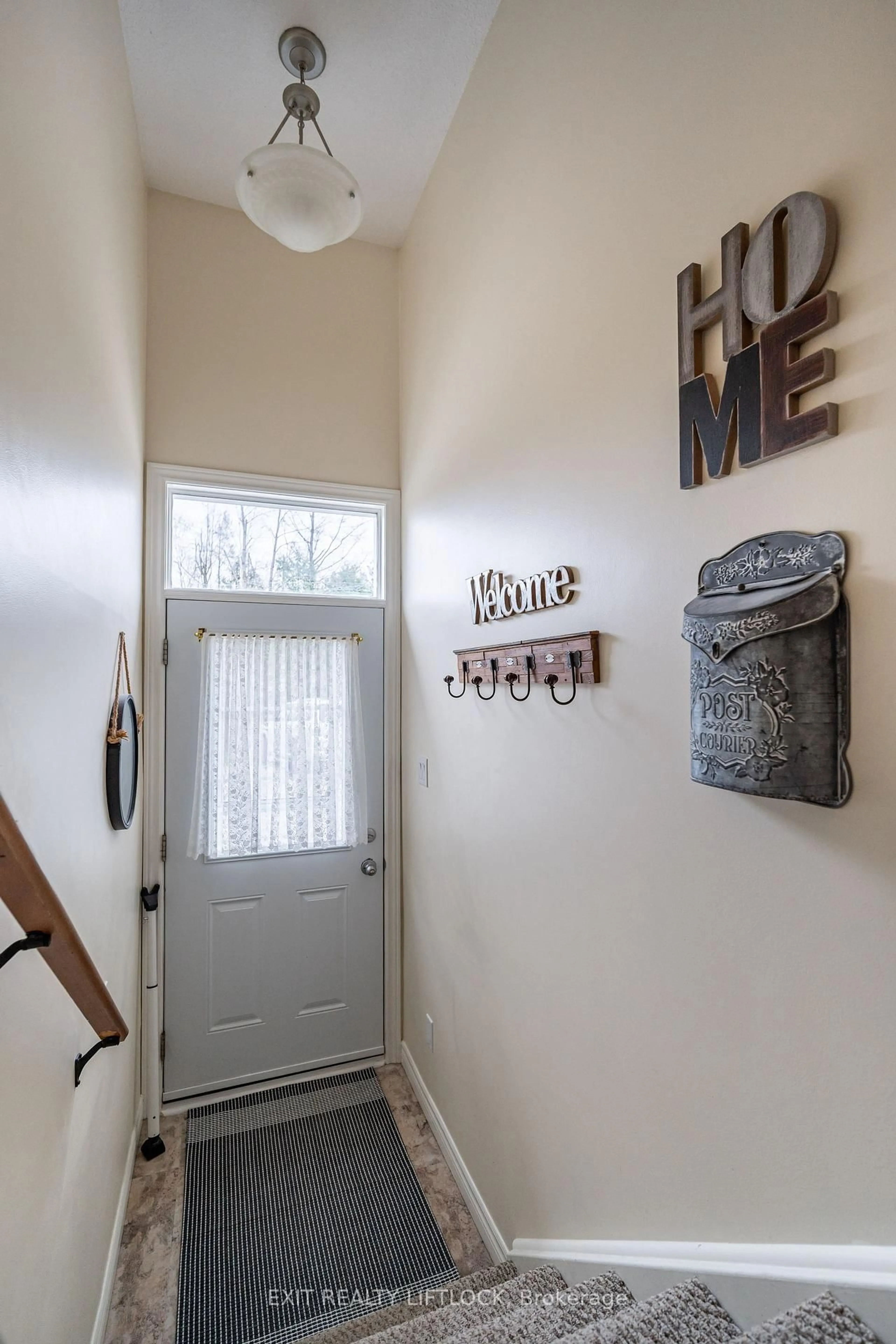 Indoor entryway for 107 Rita Cres #D, Kawartha Lakes Ontario K0L 2W0