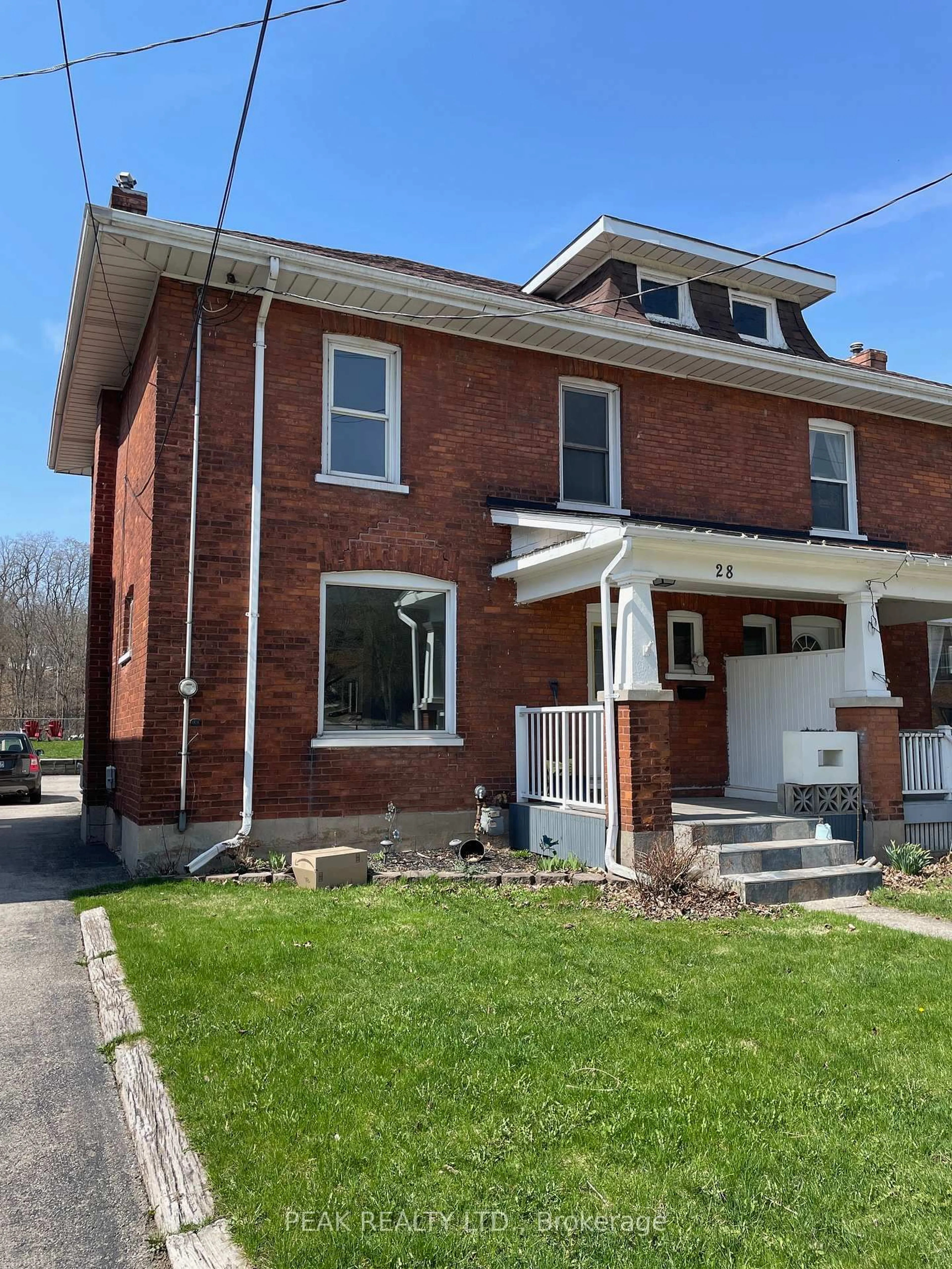 Home with brick exterior material, building for 28 Willow St, Brant Ontario N3L 2K6