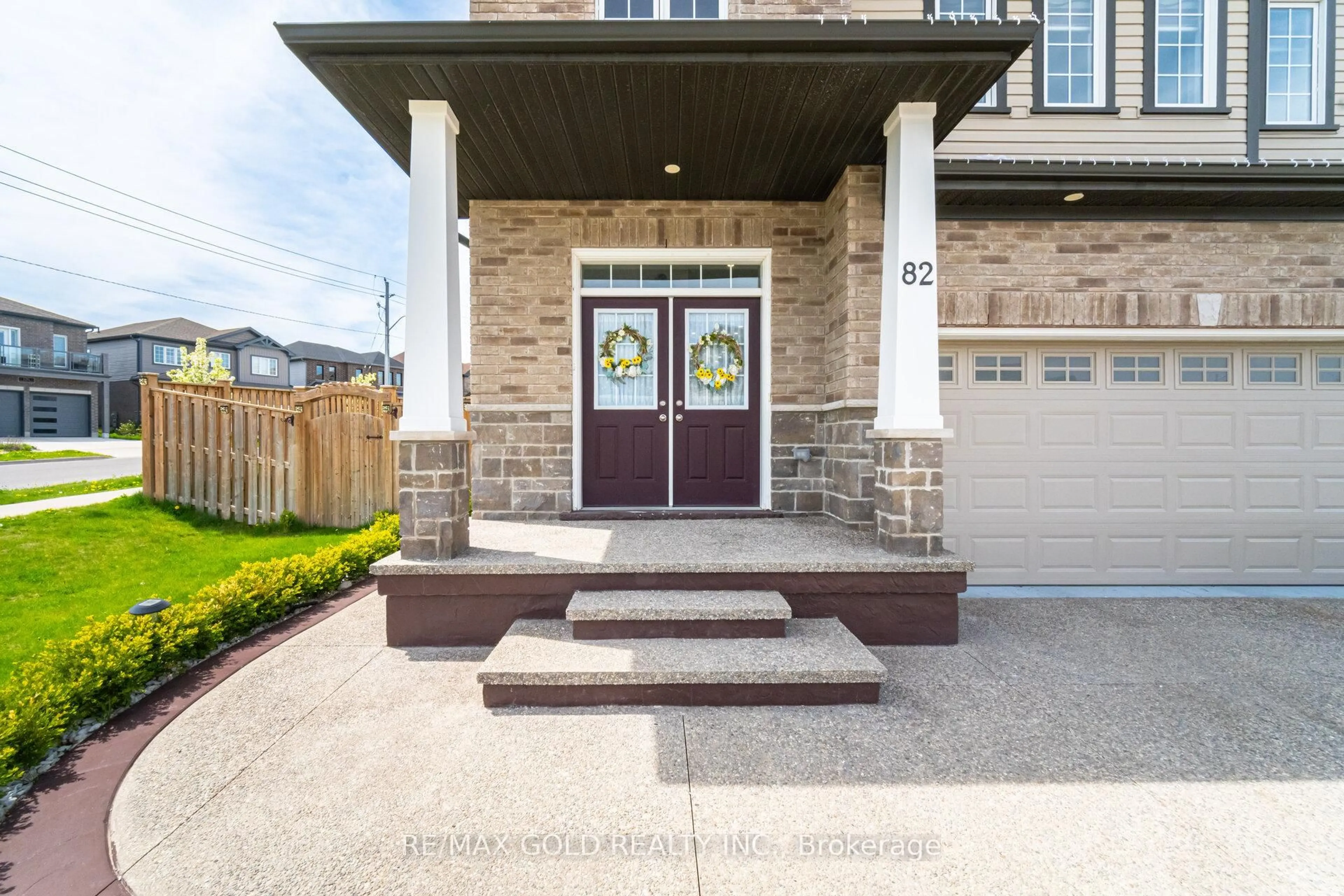 Indoor entryway for 82 Castlebay St, Kitchener Ontario N2R 1W6