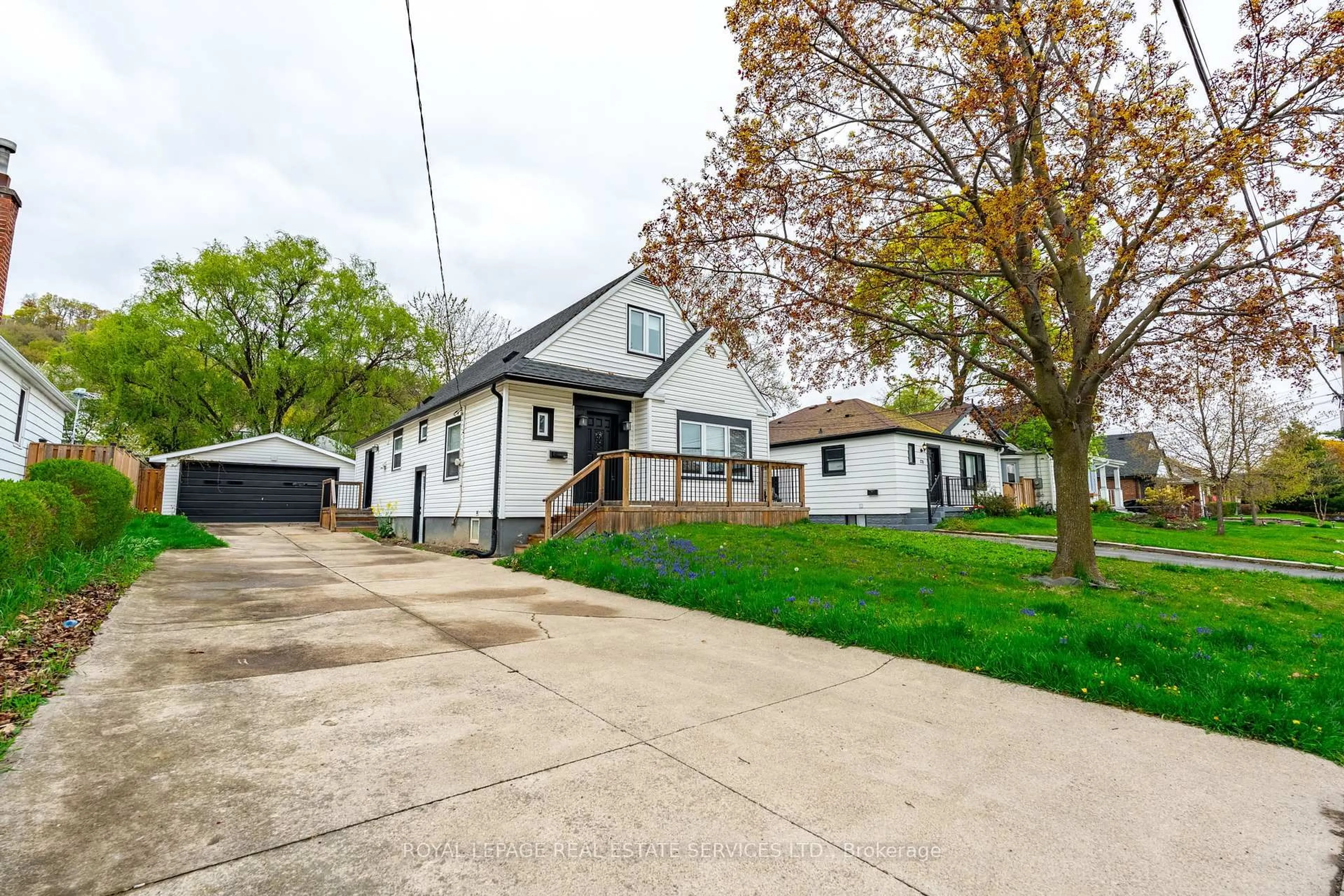 A pic from outside/outdoor area/front of a property/back of a property/a pic from drone, street for 182 Cloverdale Ave, Hamilton Ontario L8K 4M3