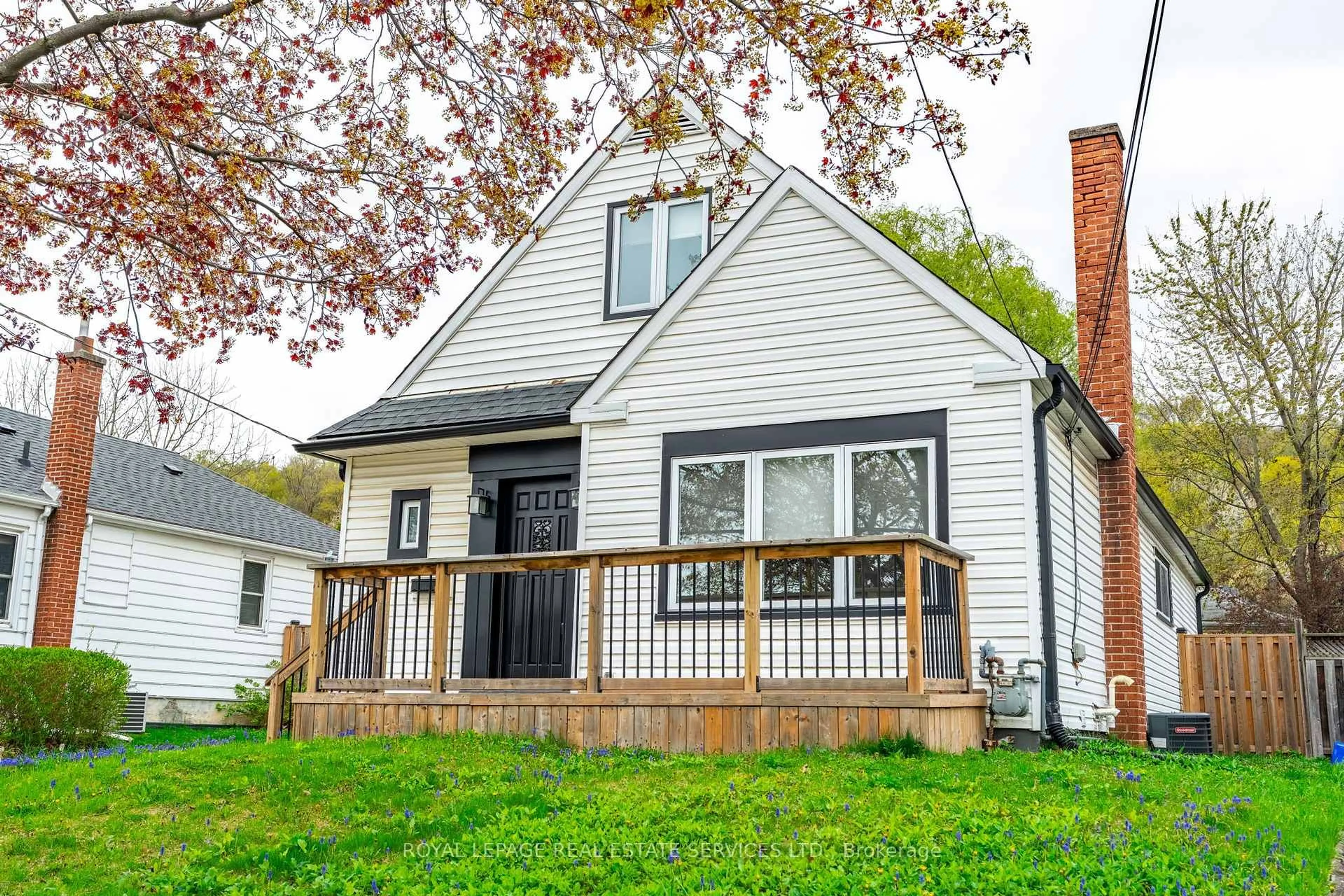 Home with vinyl exterior material, street for 182 Cloverdale Ave, Hamilton Ontario L8K 4M3