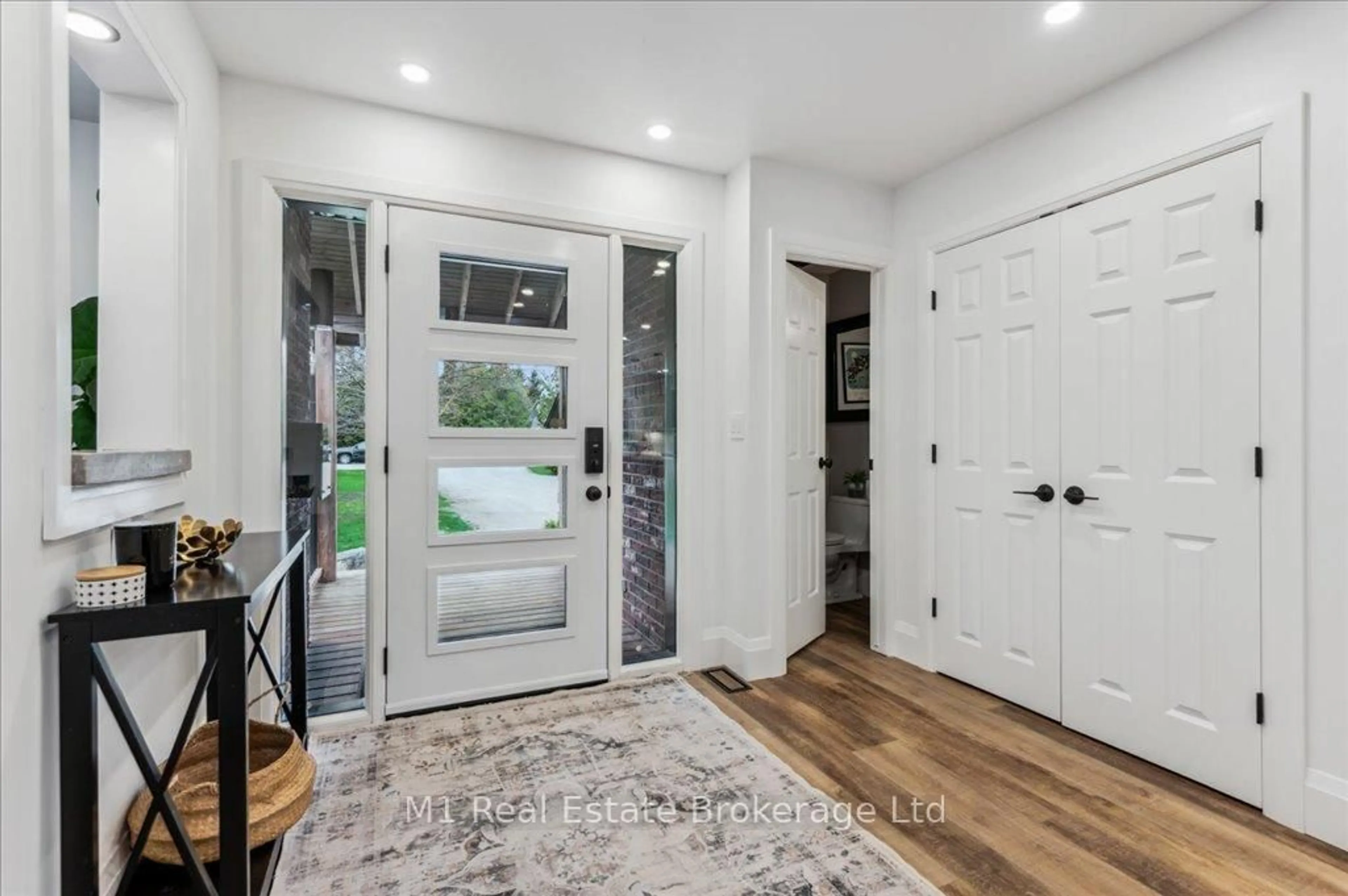 Indoor entryway for 37 18 Sdrd, Centre Wellington Ontario N1M 2W3
