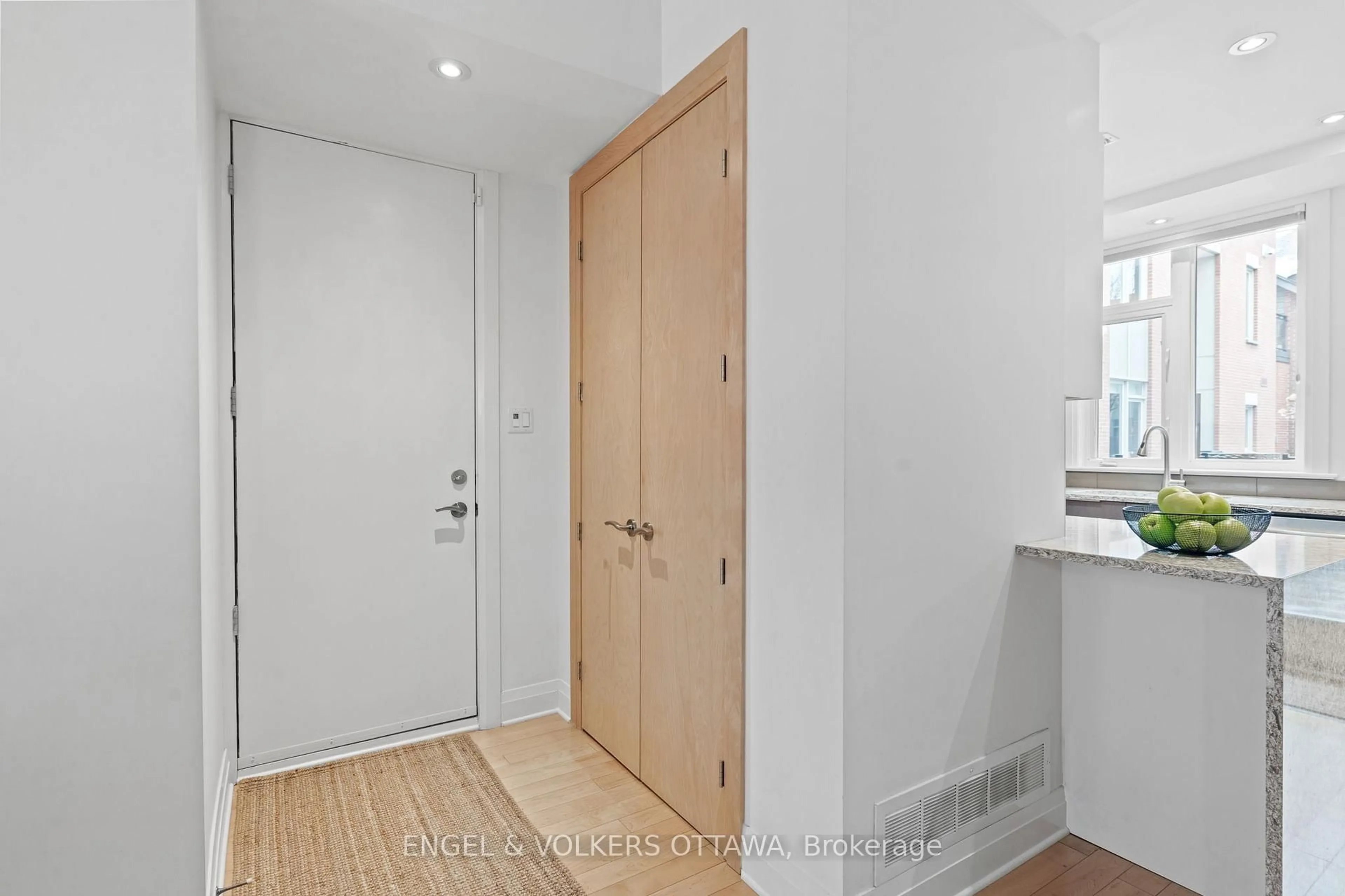 Indoor entryway for 453 Edison Ave, Ottawa Ontario K2A 1S5
