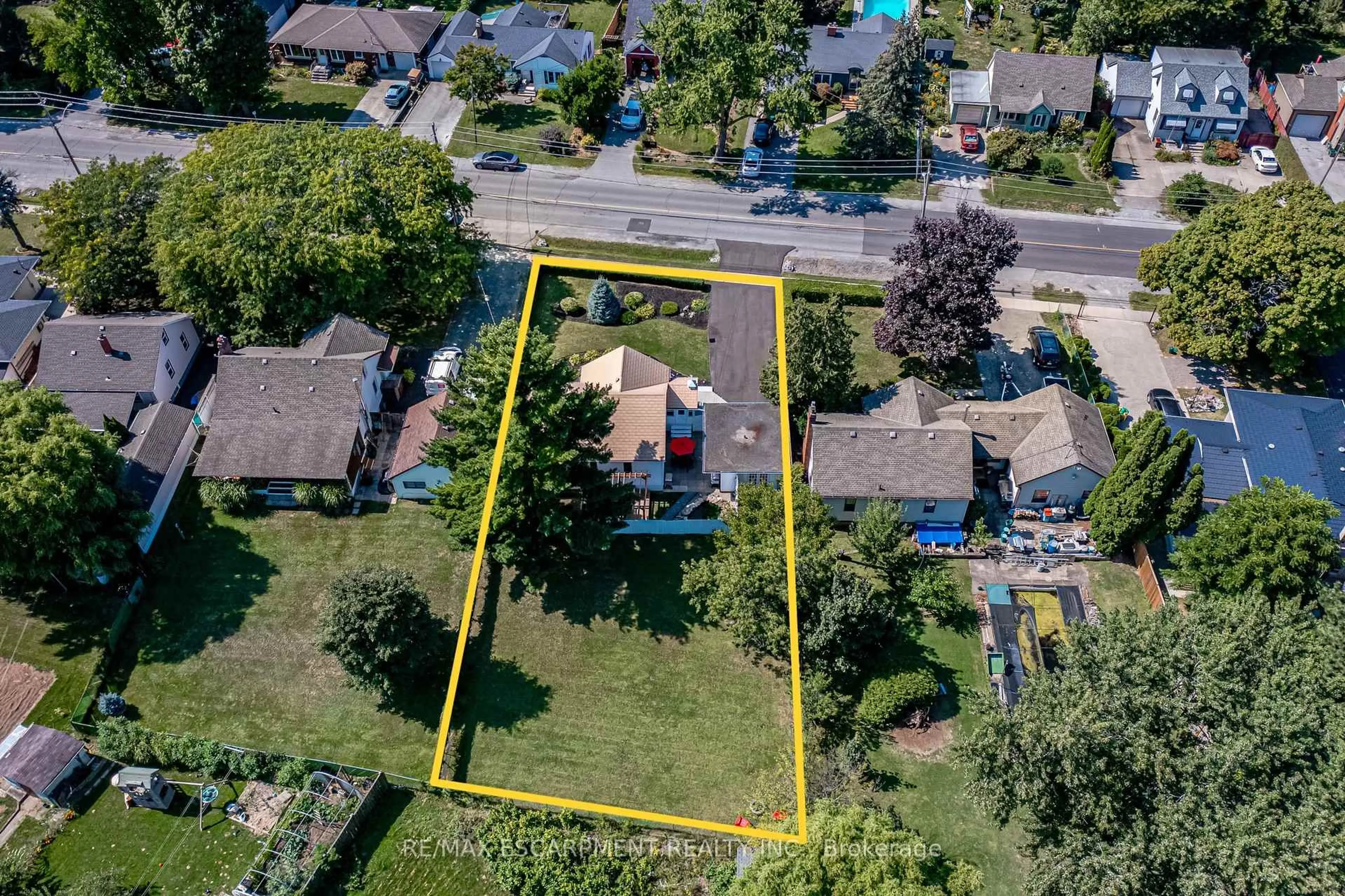 A pic from outside/outdoor area/front of a property/back of a property/a pic from drone, street for 540 Niagara St, St. Catharines Ontario L3M 3P6