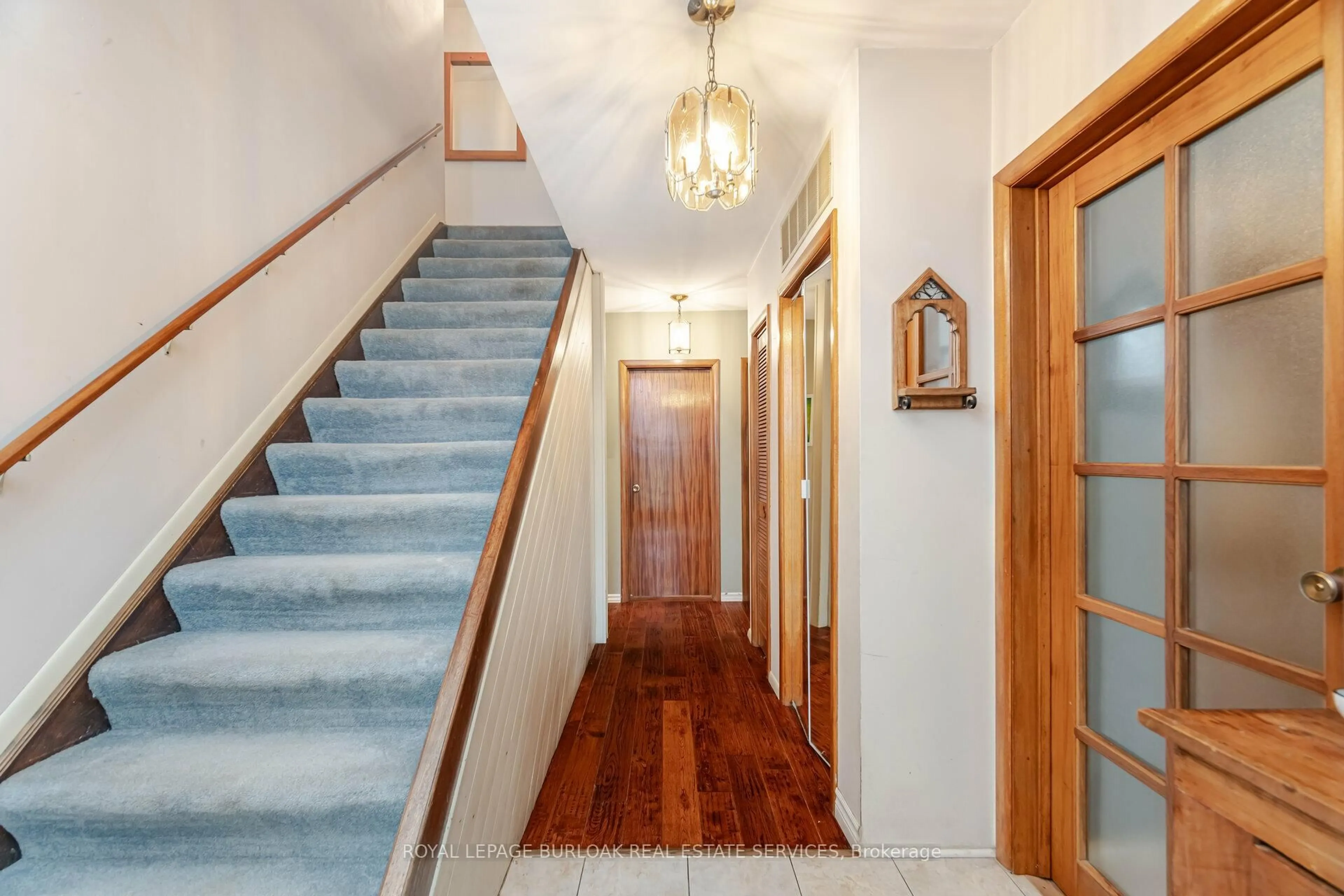 Indoor foyer for 805 Ridge Rd, Hamilton Ontario L8J 2Y3