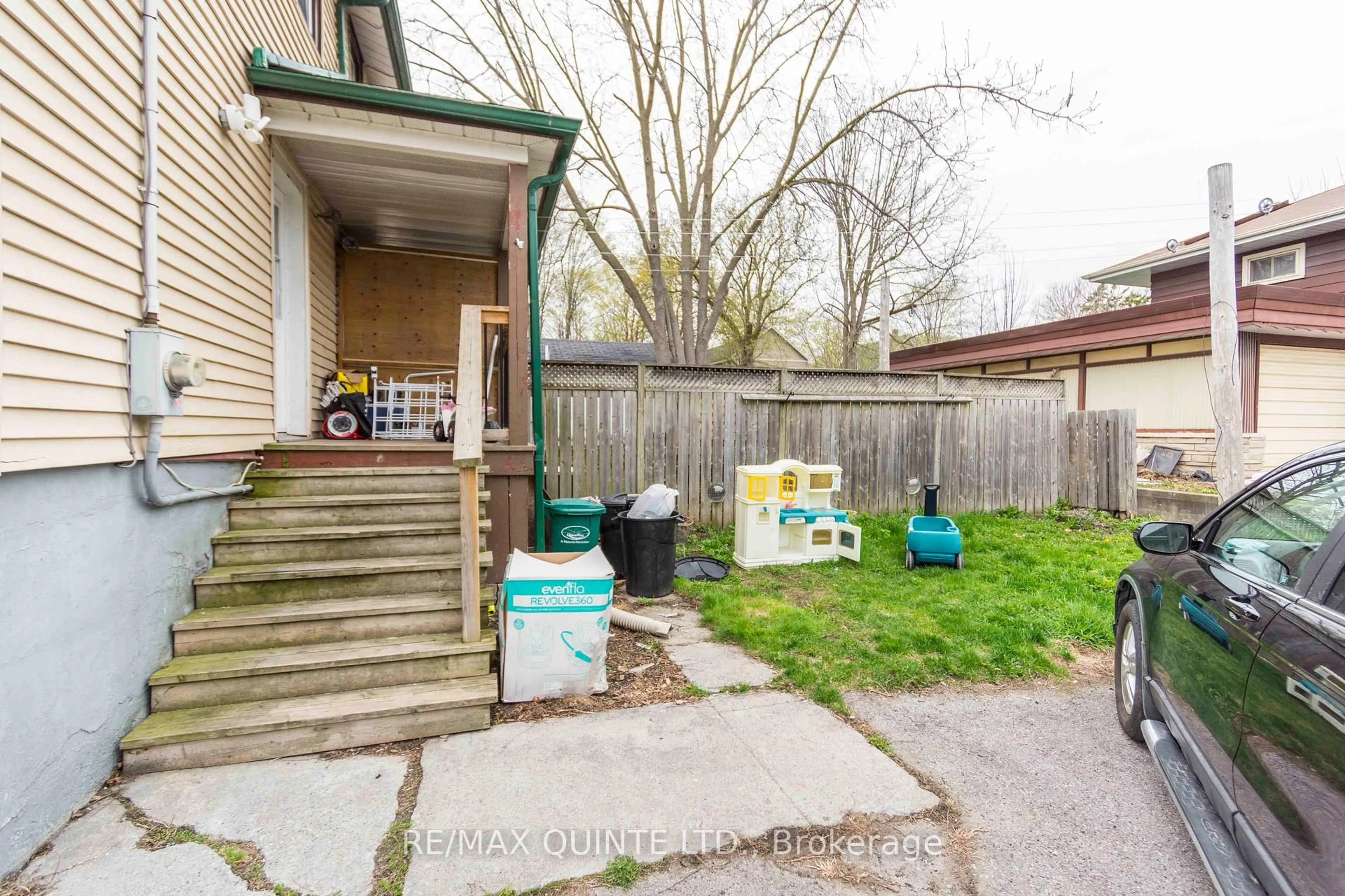 Patio, street for 90 Shuter St, Quinte West Ontario K8V 1M1