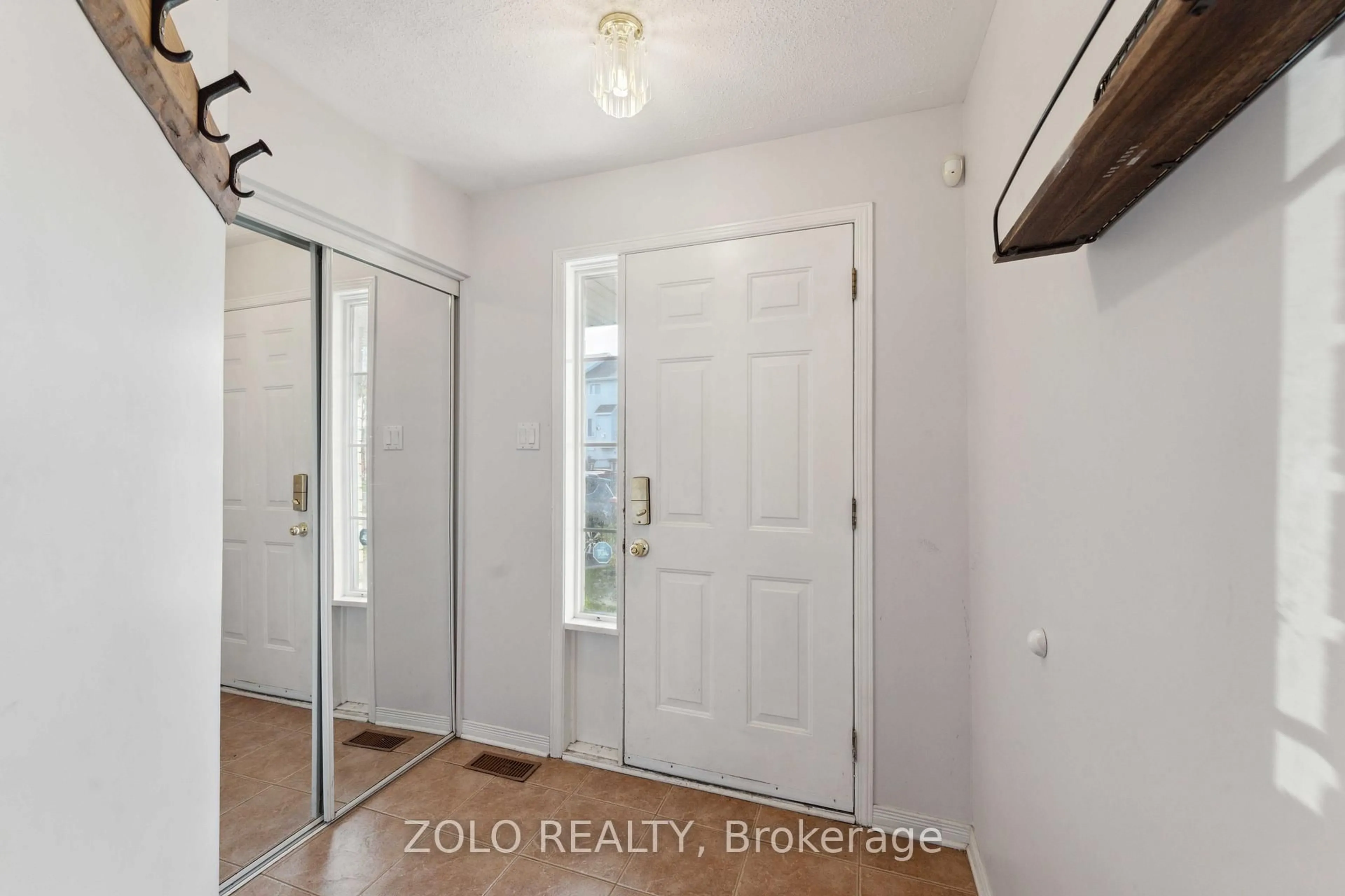 Indoor entryway for 2859 Millstream Way, Ottawa Ontario K1T 4A3