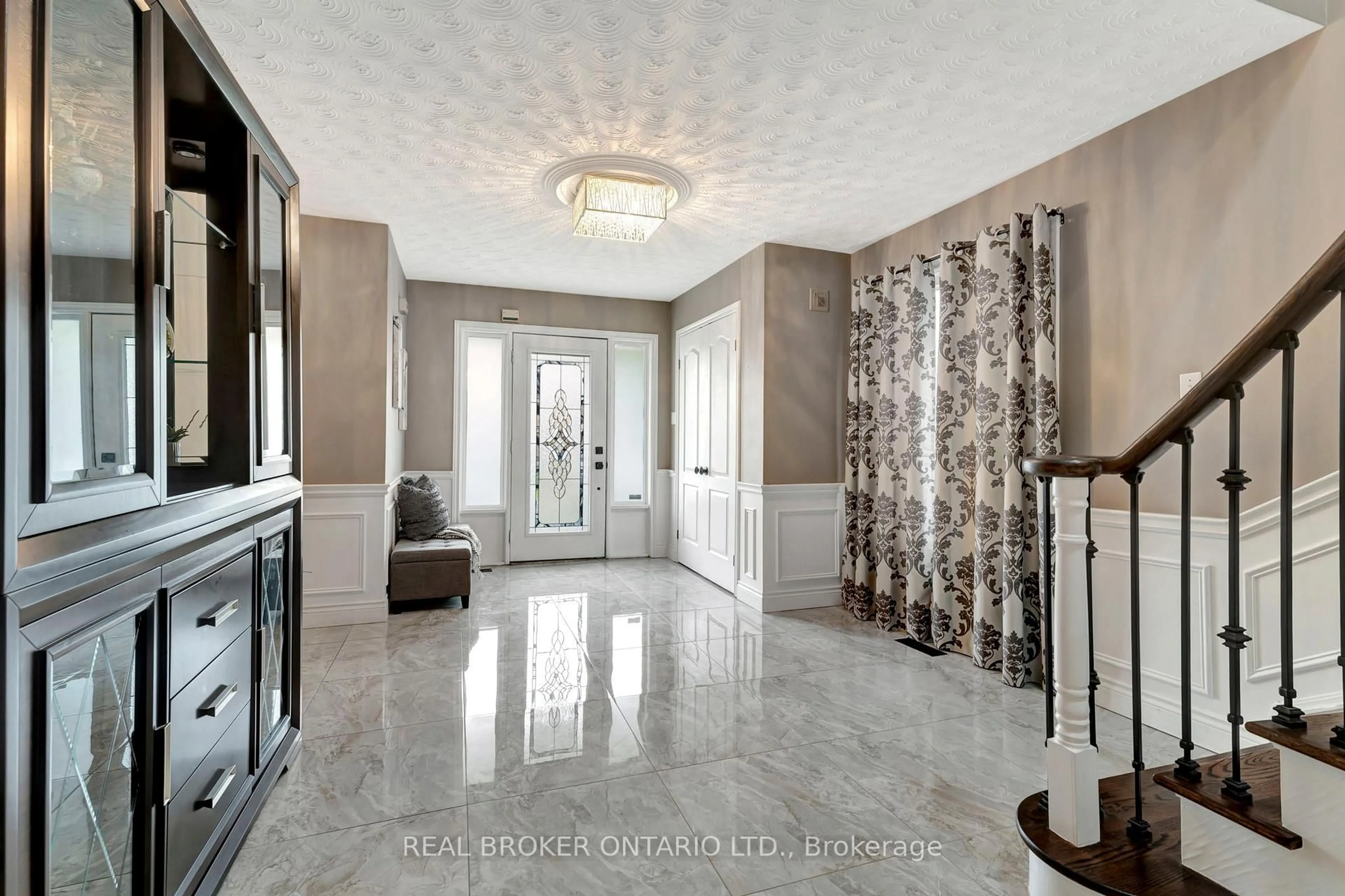 Indoor entryway for 14 Federal St, Hamilton Ontario L8E 0H3