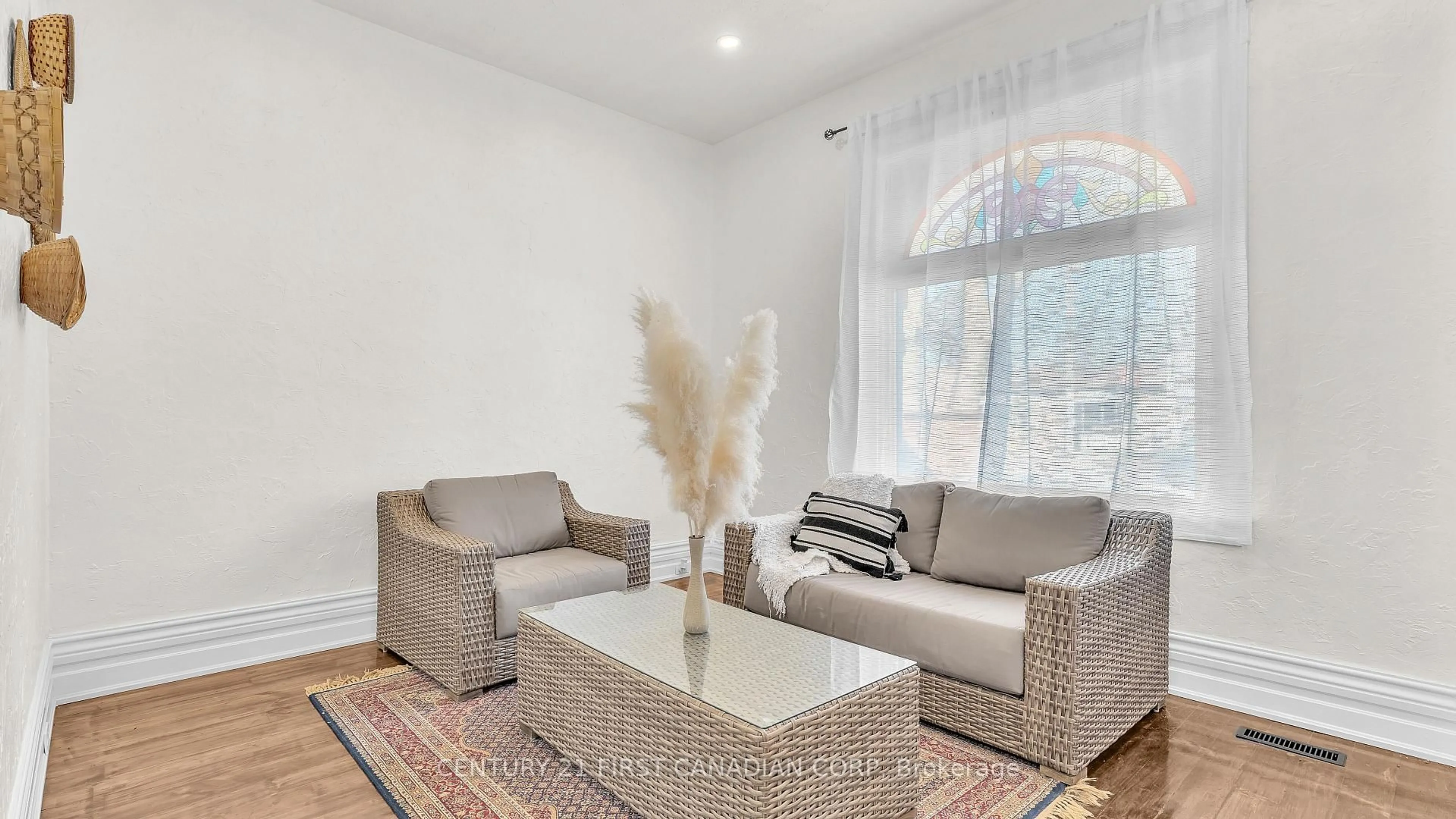 Living room with furniture, unknown for 449 Hamilton Rd, London East Ontario N5Z 1S2
