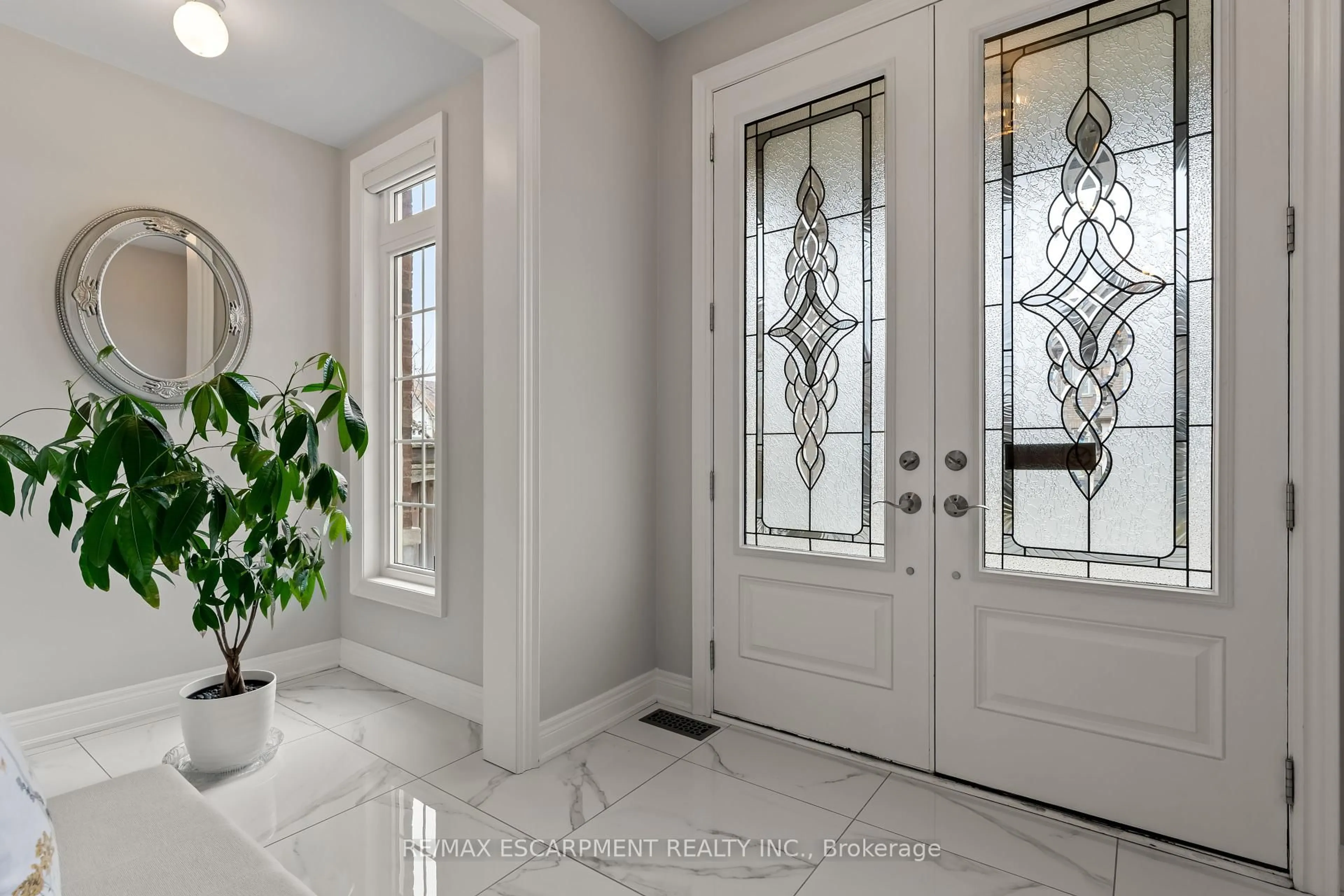 Indoor entryway for 129 Fingland Cres, Hamilton Ontario L8B 0S7